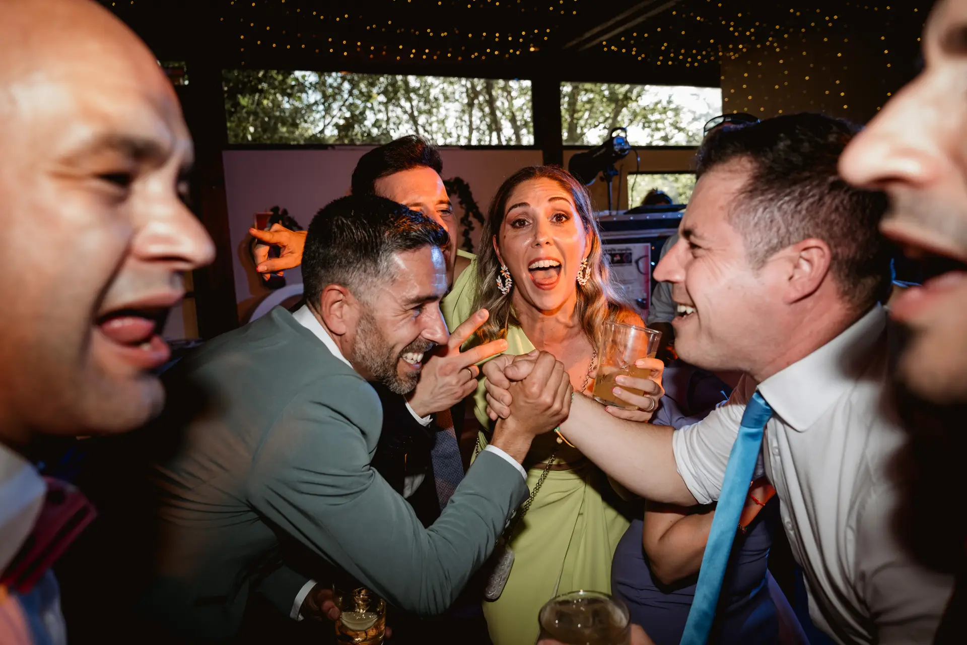 Los amigos celebran con la novia en la pista, en el Valle del Jerte (Cáceres)
