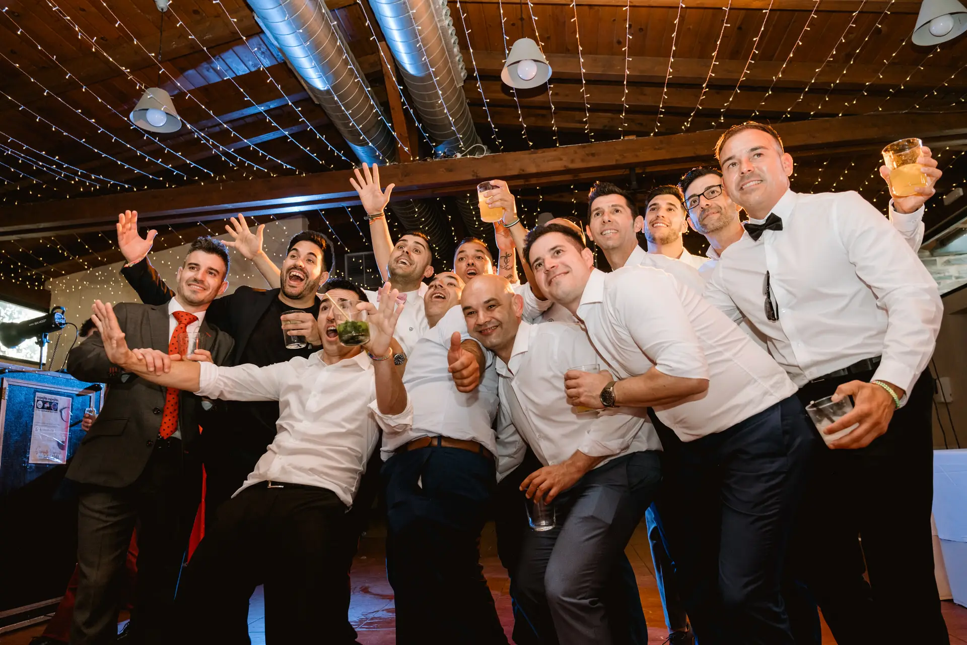 Los amigos posan con los brazos en alto en la fiesta, en el Valle del Jerte (Cáceres)
