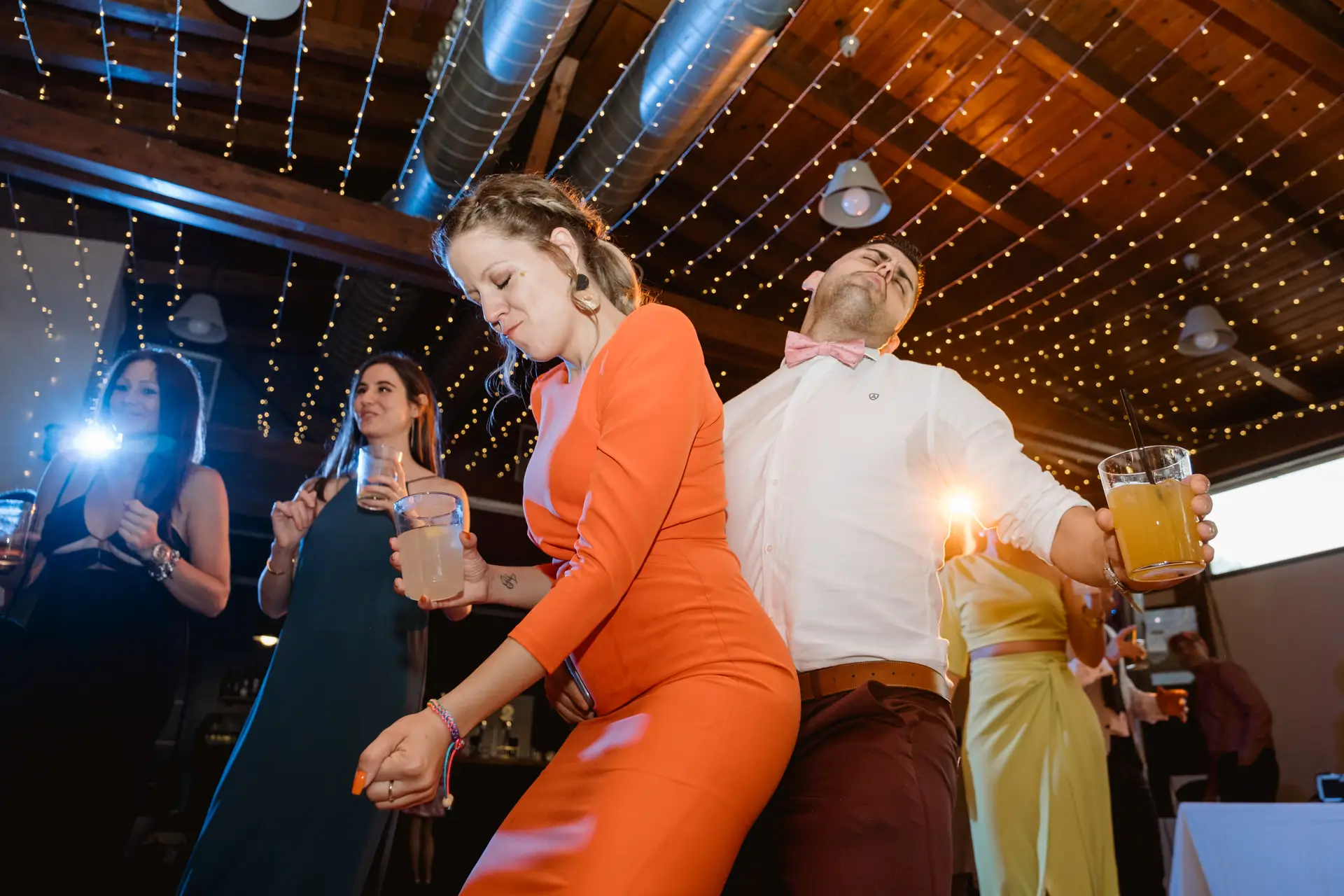 Los invitados bailan bajo las guirnaldas de luces, en el Valle del Jerte (Cáceres)