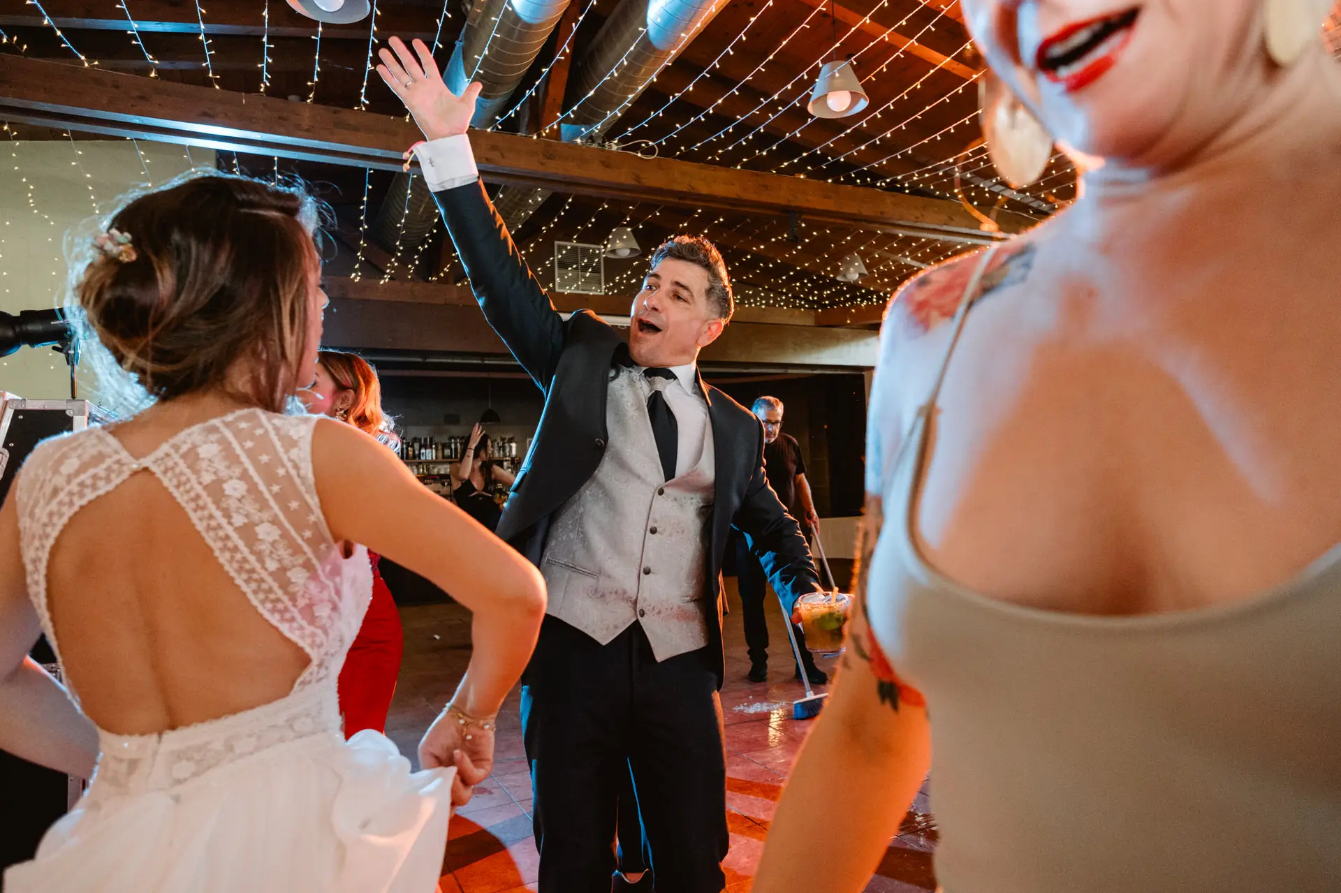 La novia baila con el novio y los invitados, en el Valle del Jerte (Cáceres)