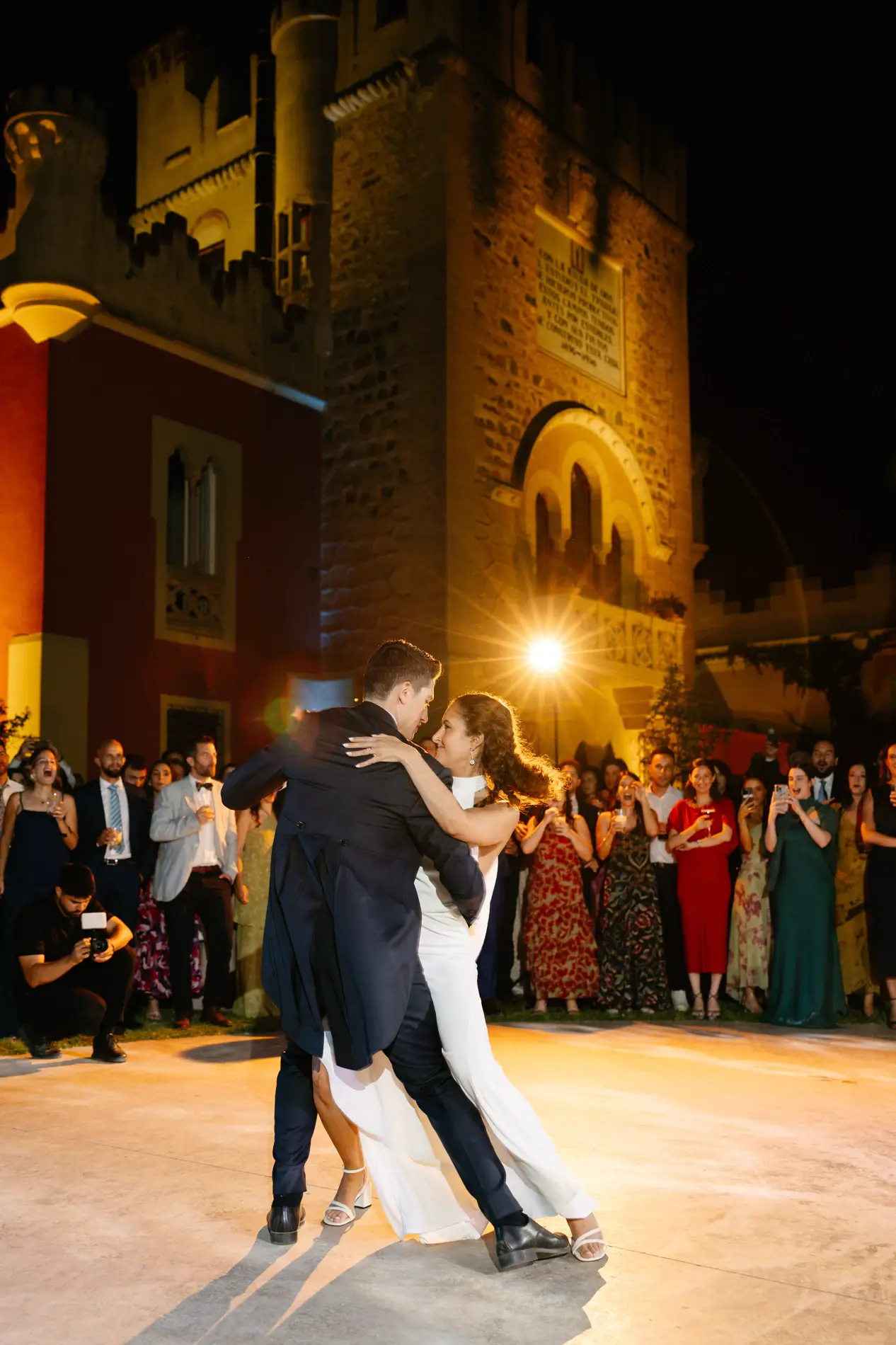 Natalia y Rodrigo terminan el baile nupcial abrazados