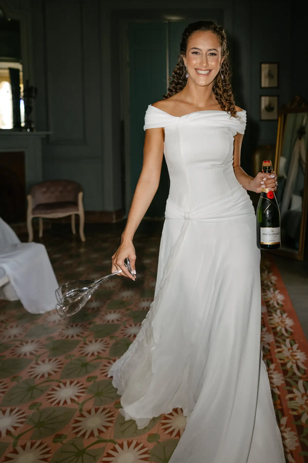 Natalia gira con su vestido de novia y una botella de cava en la mano