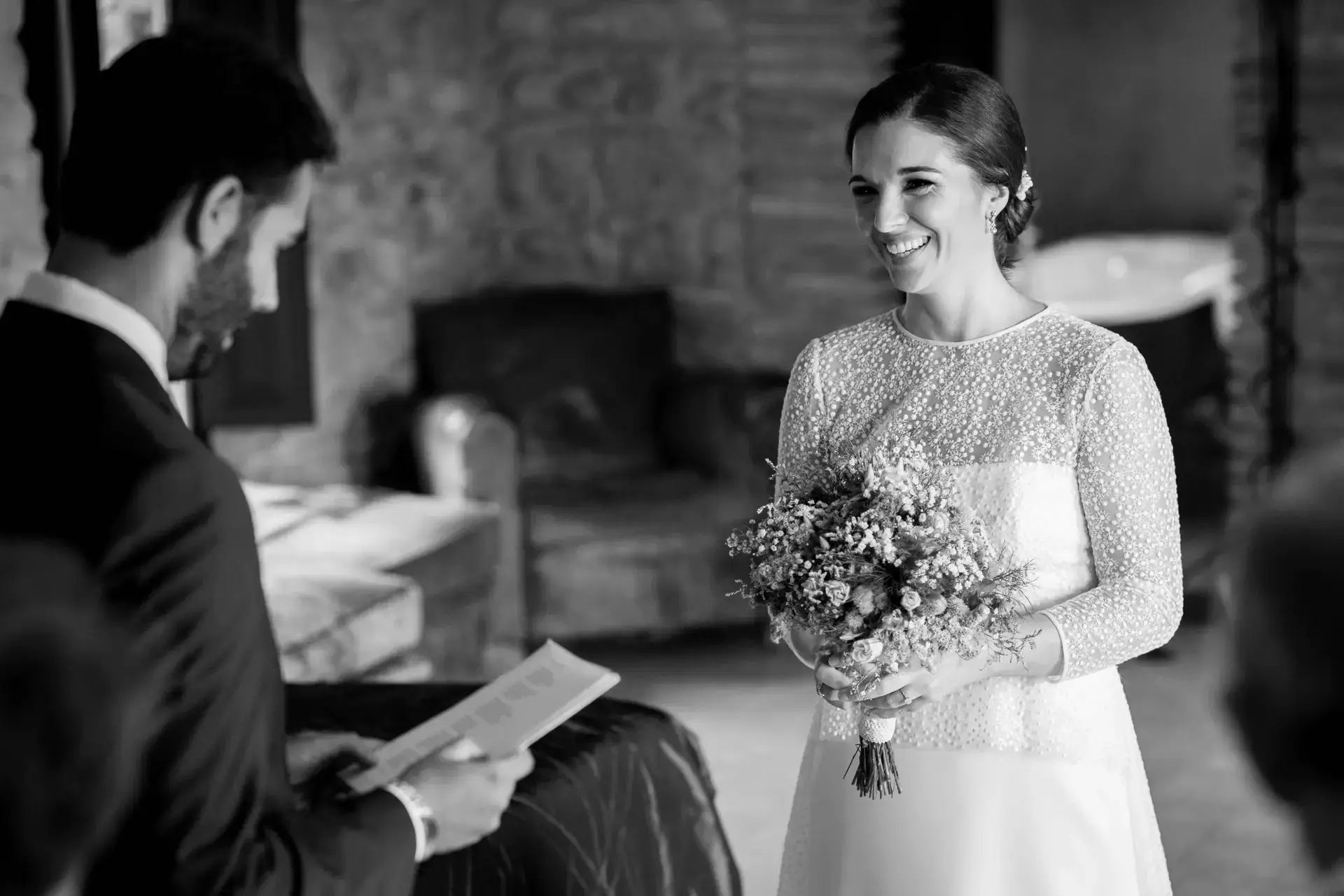 Albert y Estefanía con su ramo antes de la ceremonia, en blanco y negro, en el Castell d'Empordà, Girona