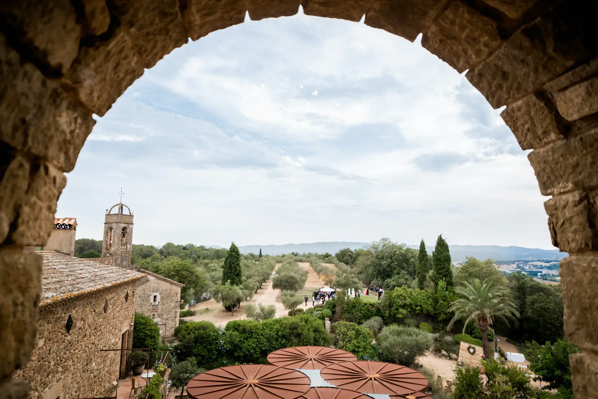 El paisaje del Empordà visto a través de un arco de piedra