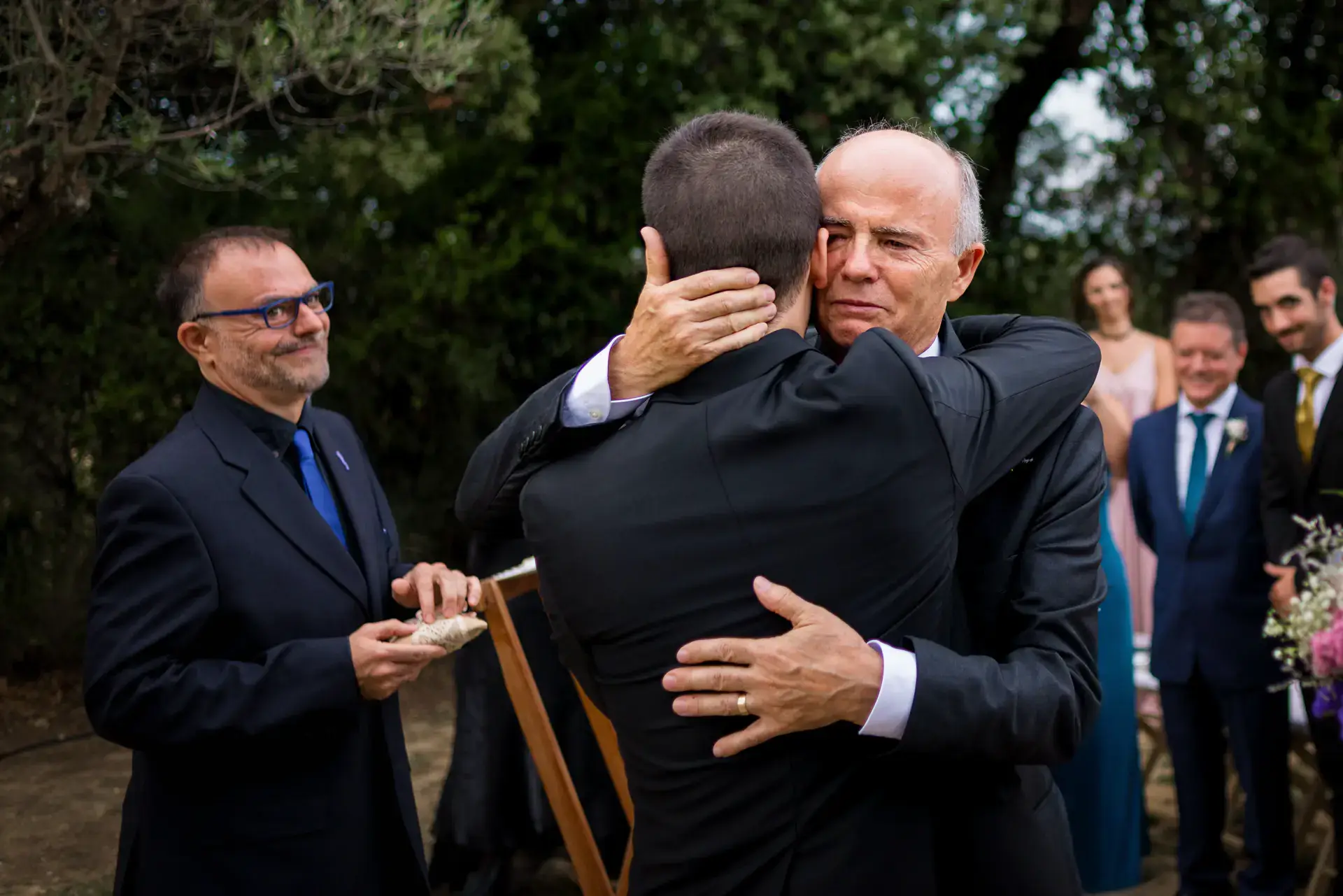 Albert abraza a un familiar antes de la ceremonia, en el Castell d'Empordà, Girona
