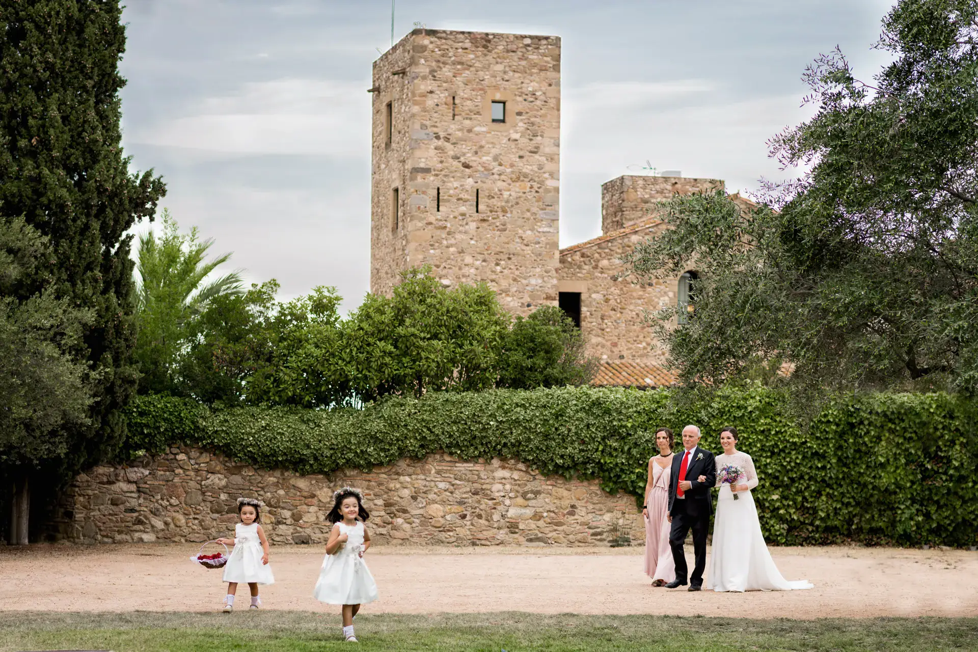 Estefanía llega a la ceremonia precedida por dos niñas junto a la torre del castillo, en el Castell d'Empordà, Girona