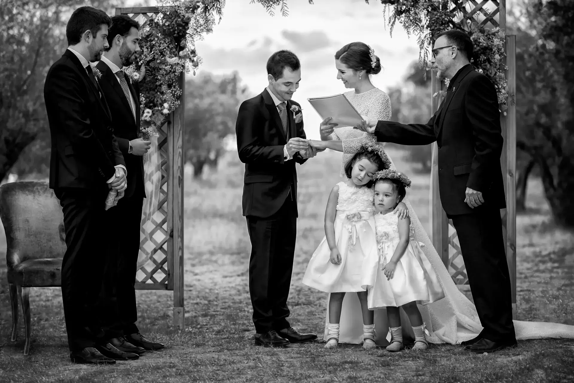 Ceremonia civil con dos niñas junto a los novios, en blanco y negro, en el Castell d'Empordà, Girona