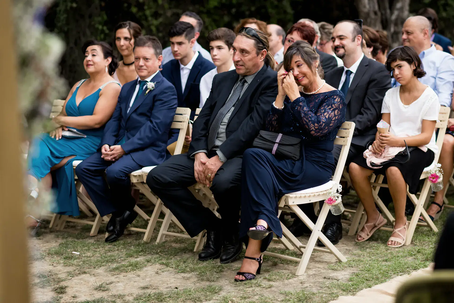 Invitados emocionados durante la ceremonia entre olivos, en el Castell d'Empordà, Girona