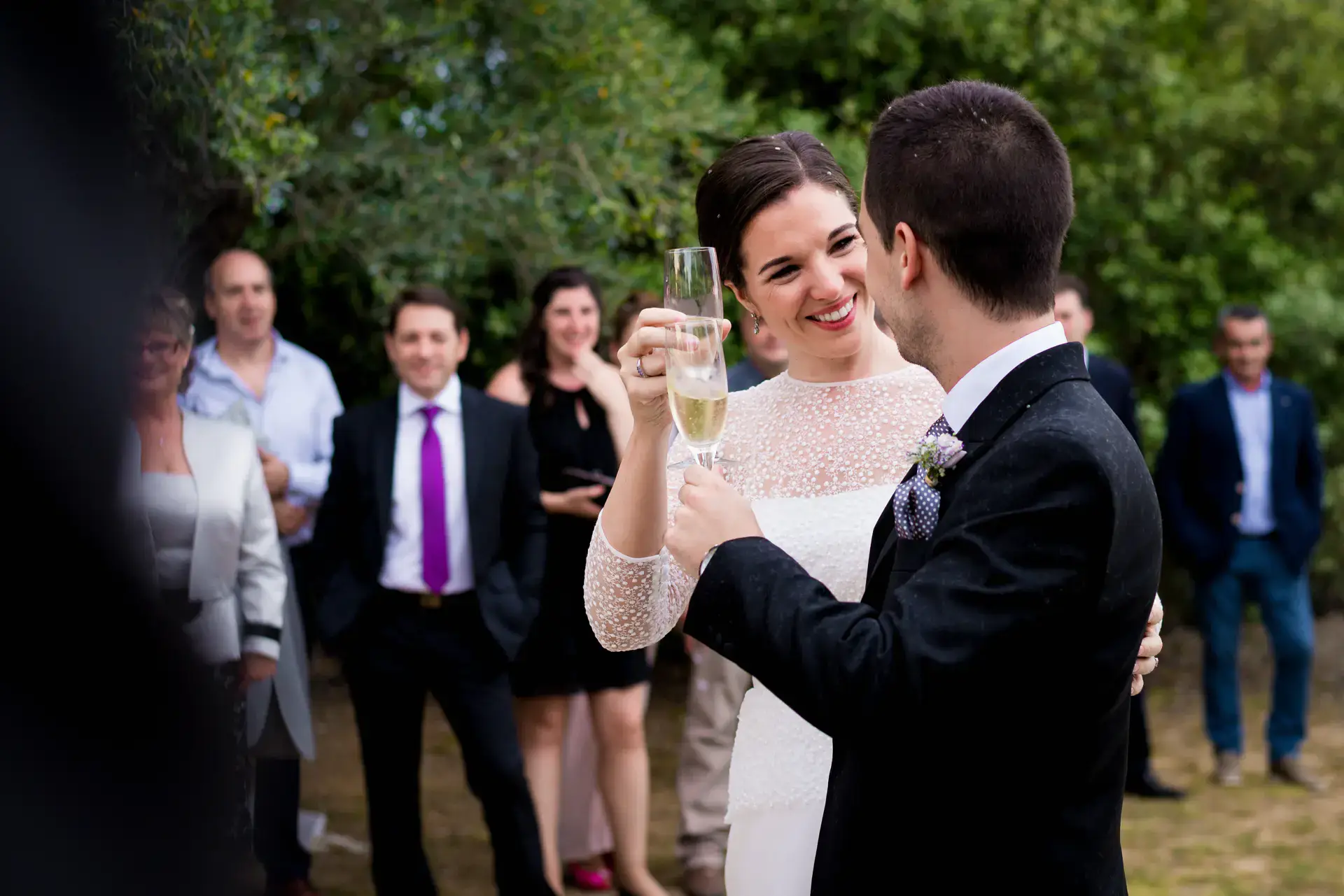 Albert y Estefanía brindan en el jardín, en el Castell d'Empordà, Girona