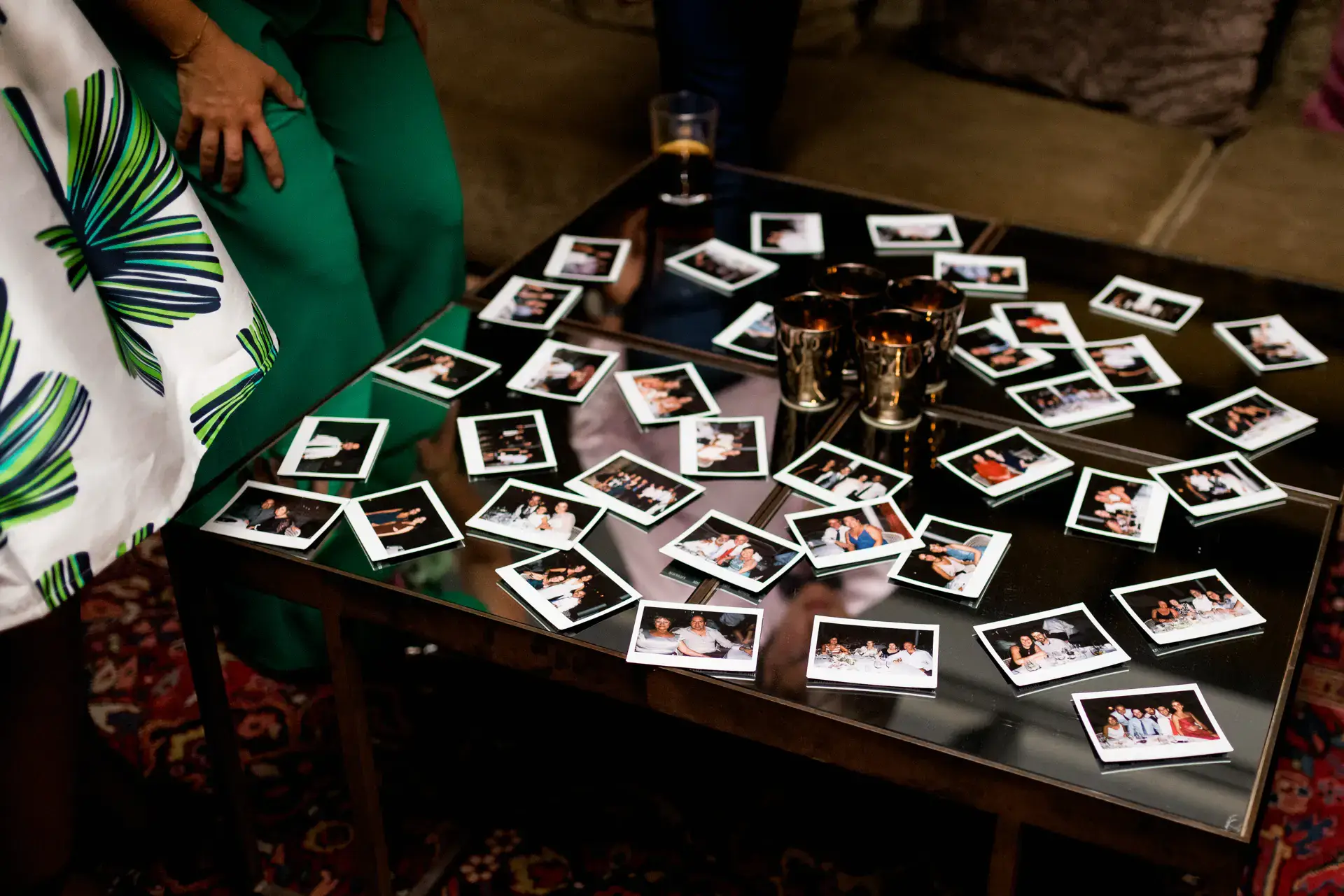 Fotos instantáneas de los invitados sobre una mesa, en el Castell d'Empordà, Girona