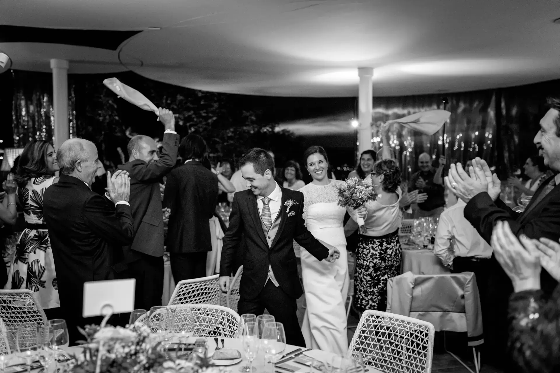 Albert y Estefanía entran al banquete entre aplausos, en blanco y negro, en el Castell d'Empordà, Girona