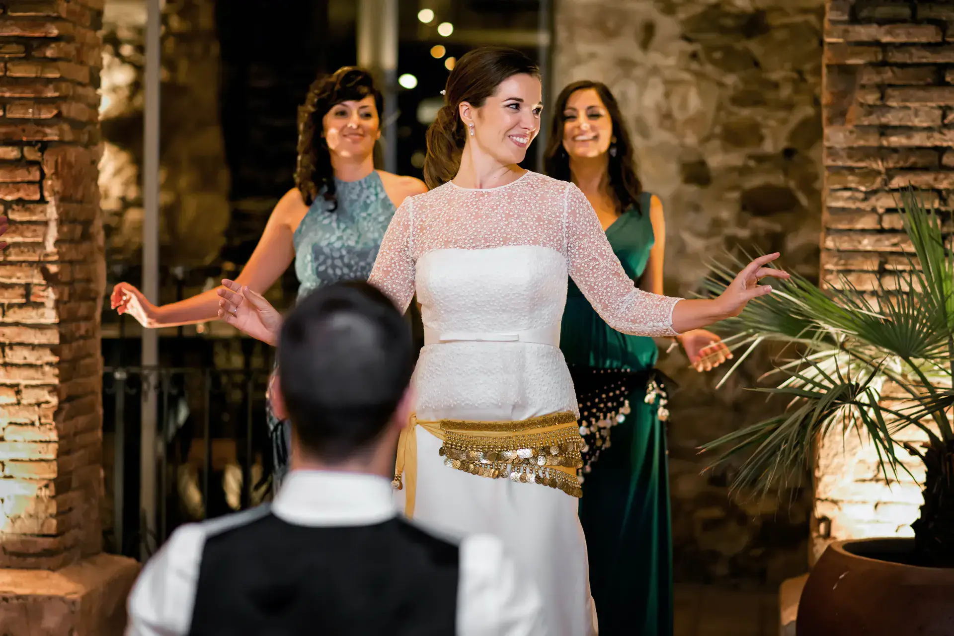 Estefanía baila con un cinturón de monedas junto a sus invitadas, en el Castell d'Empordà, Girona
