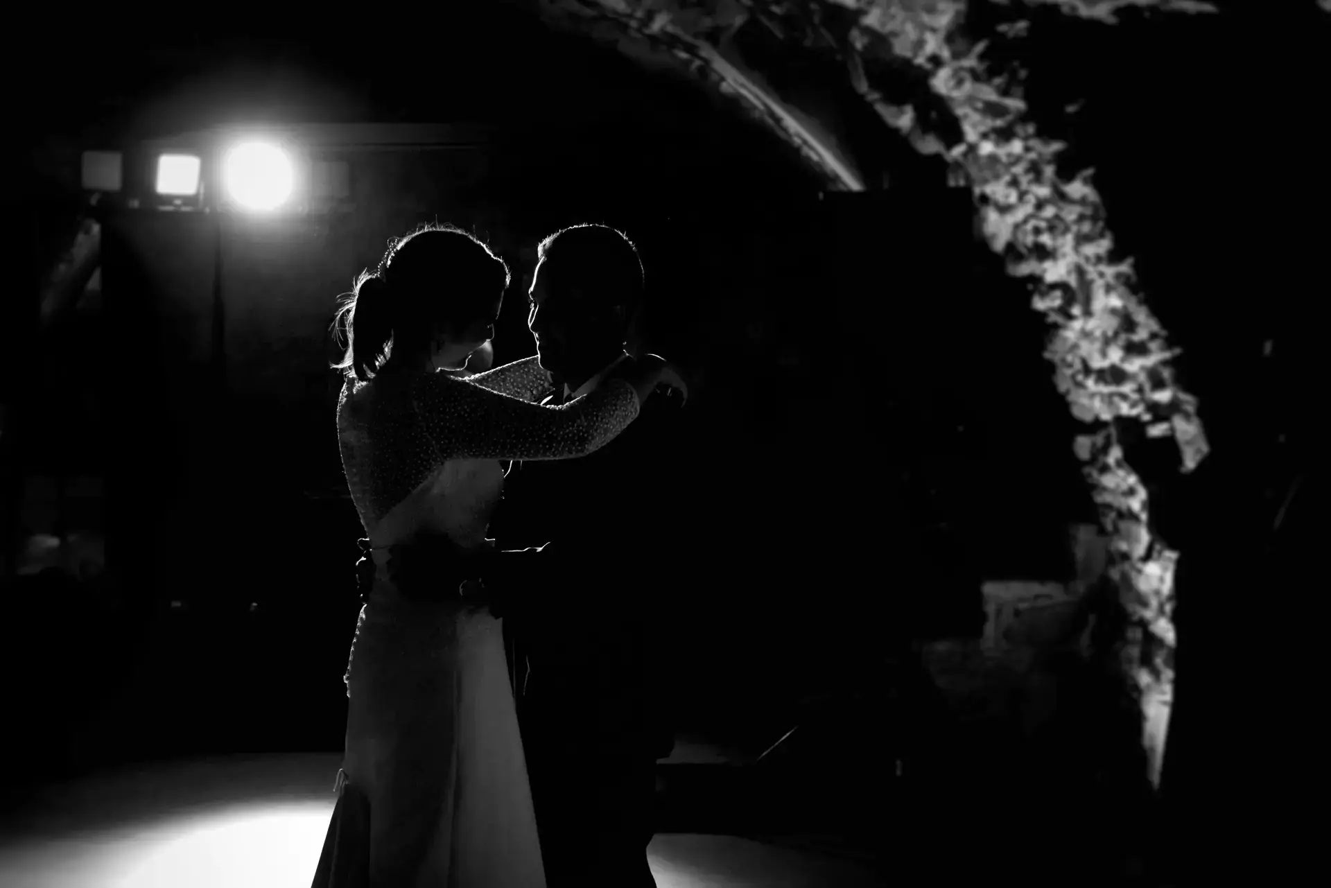 Primer baile de Albert y Estefanía a contraluz, en blanco y negro, en el Castell d'Empordà, Girona