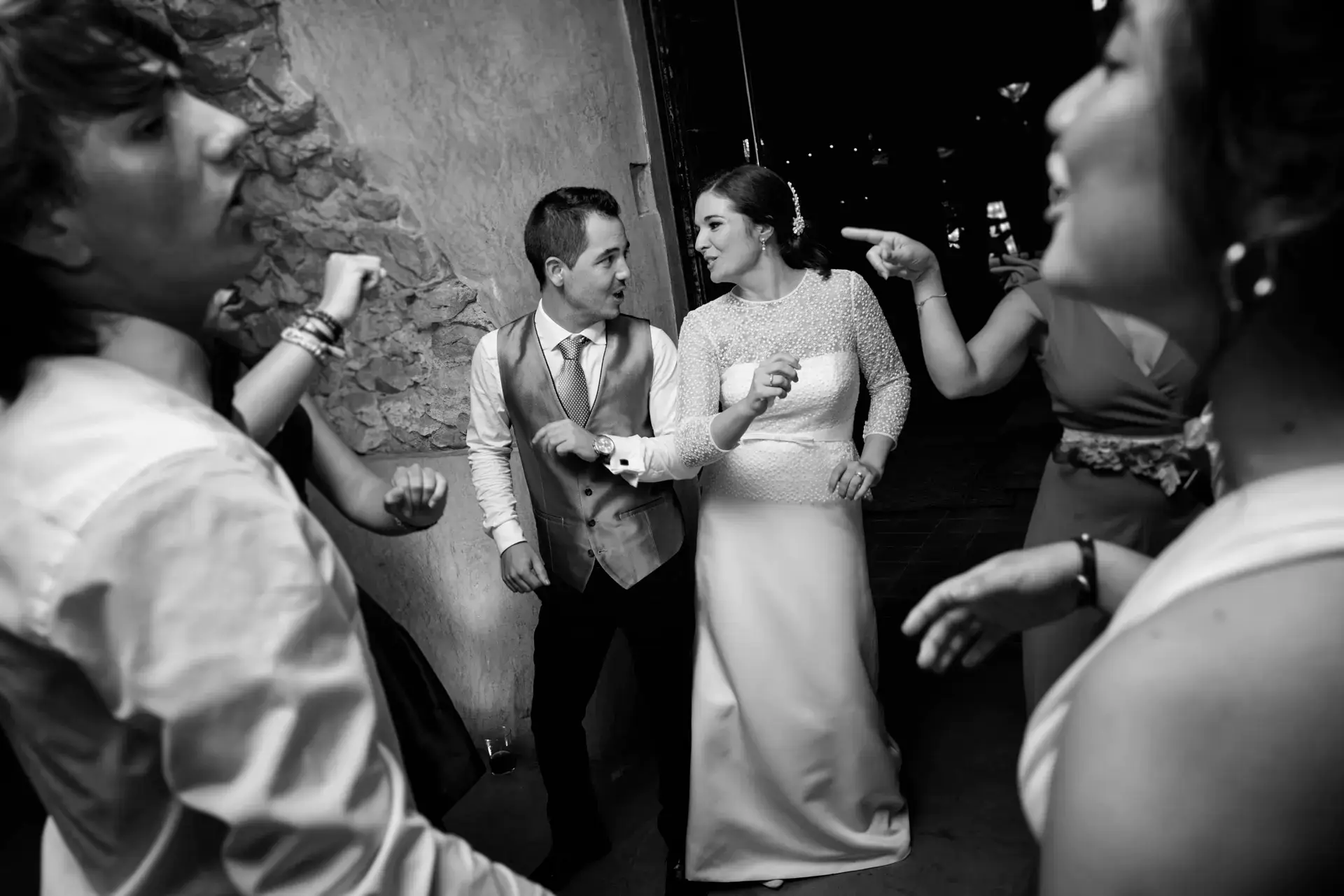 Albert y Estefanía bailan entre los invitados, en blanco y negro, en el Castell d'Empordà, Girona