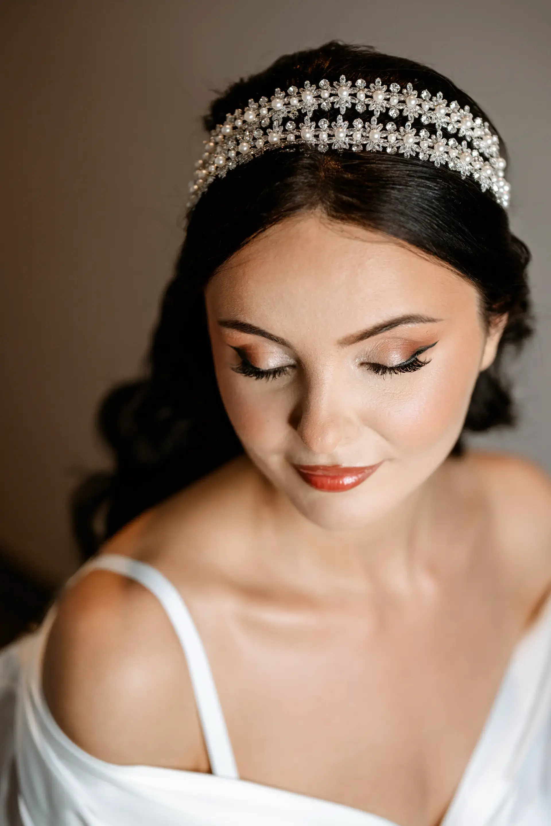 Retrato de Nicole con diadema y maquillaje de novia, en Córdoba