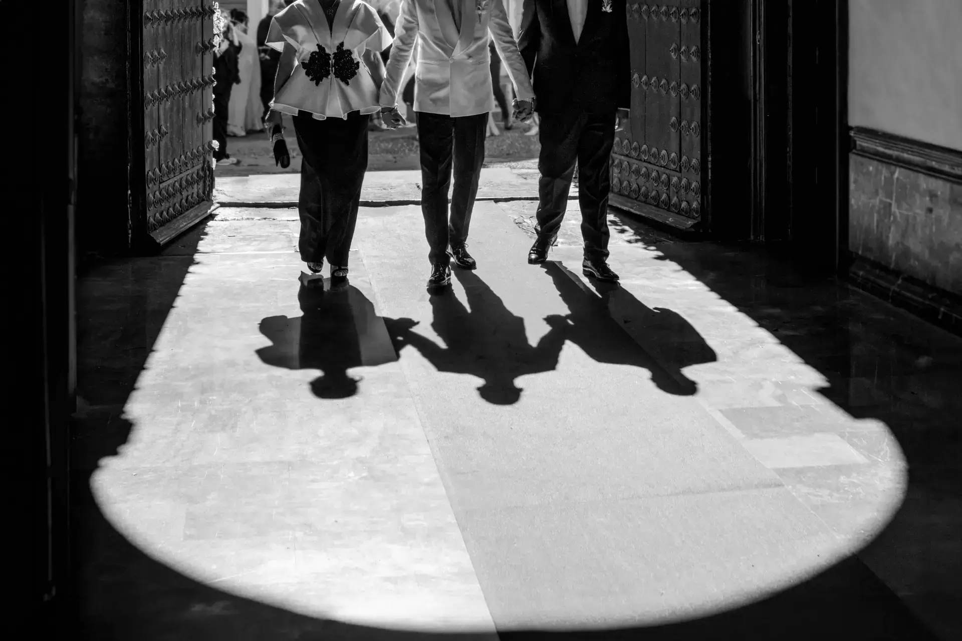 Sombras de los invitados en la puerta de la iglesia, en blanco y negro, en Córdoba