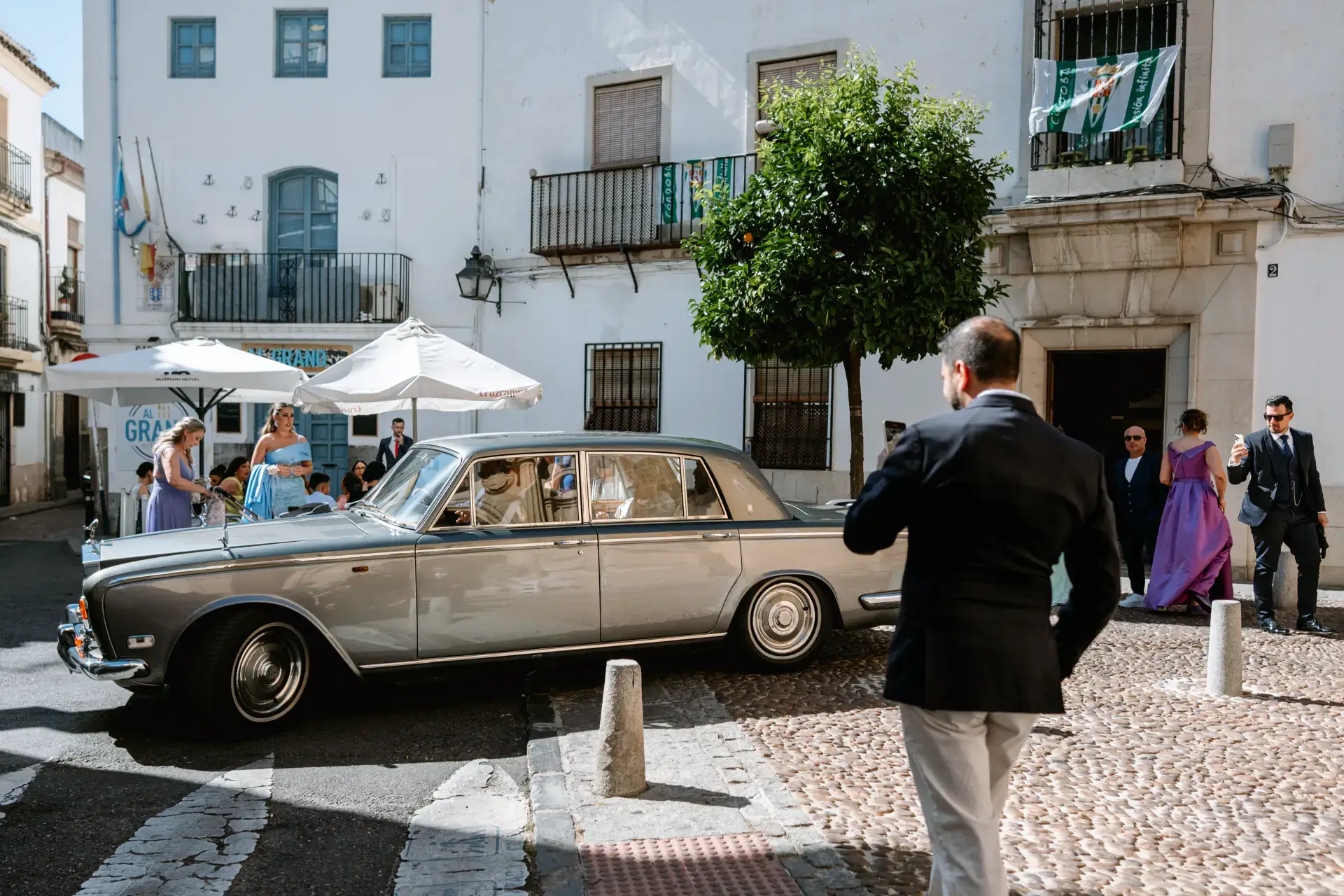 Coche clásico en una plaza de Córdoba antes de la ceremonia