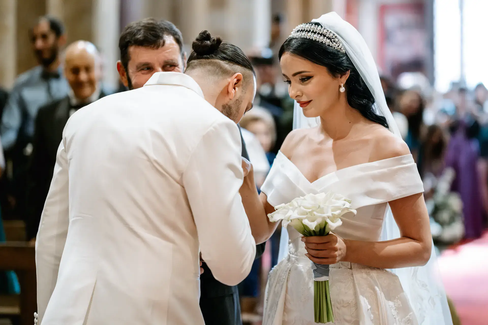 Haytham recibe a Nicole en el altar, en Córdoba