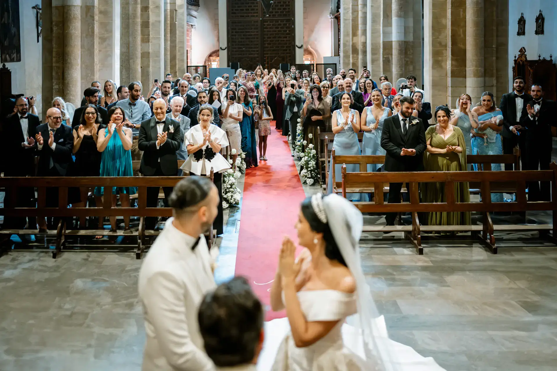 Vista de la iglesia llena de invitados desde el coro, en Córdoba