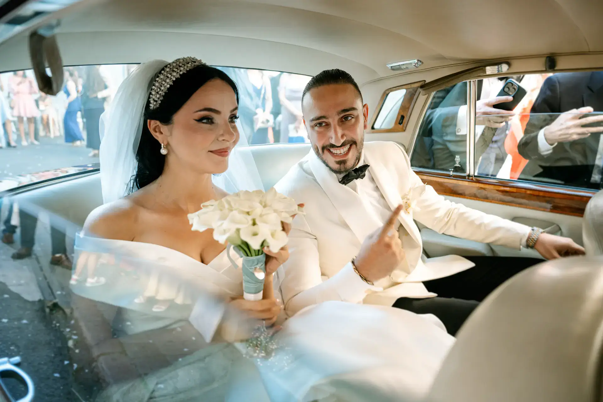 Nicole y Haytham sonríen en el coche clásico, en Córdoba