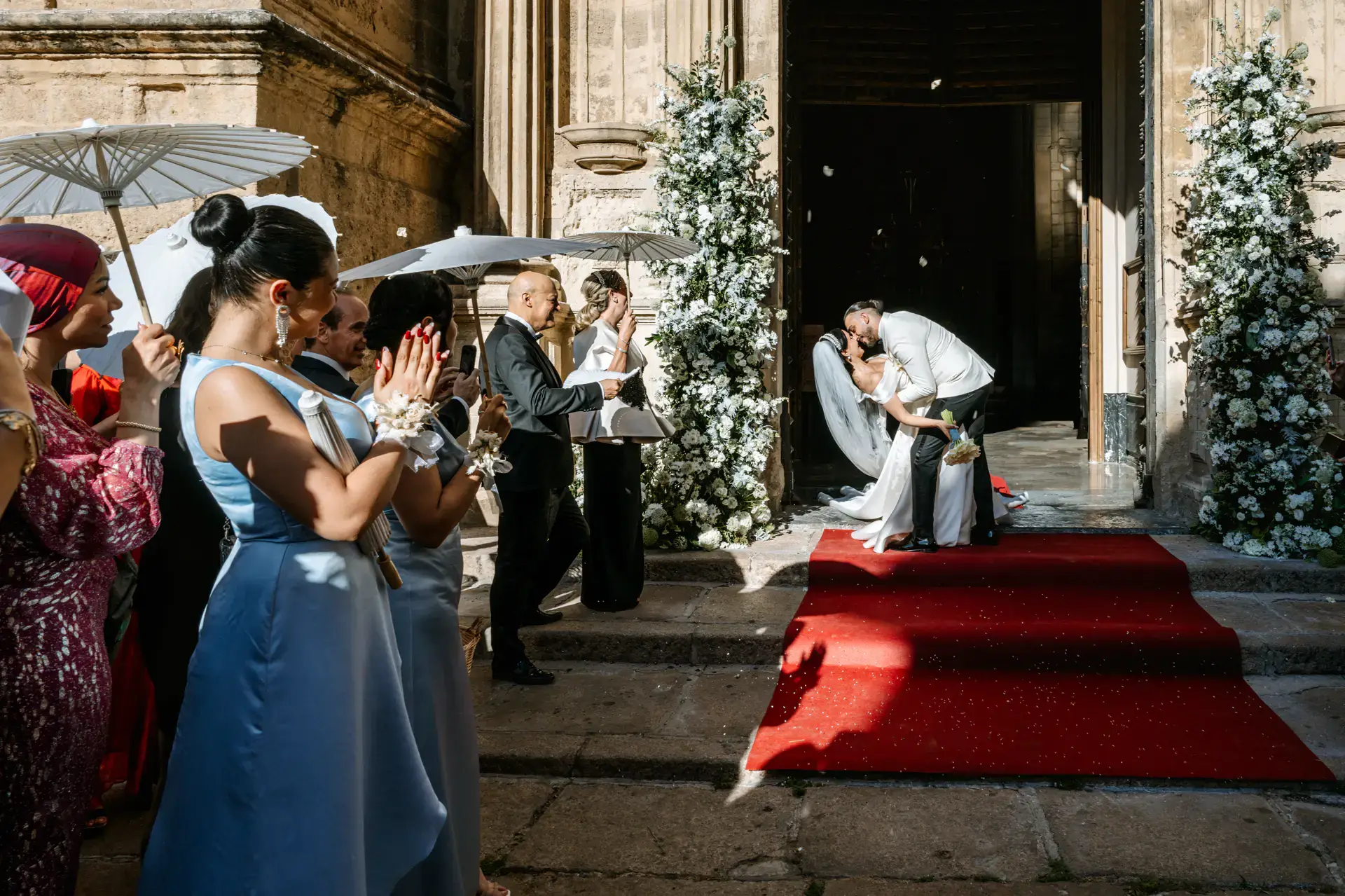 Beso de los novios a la salida de la iglesia, en Córdoba