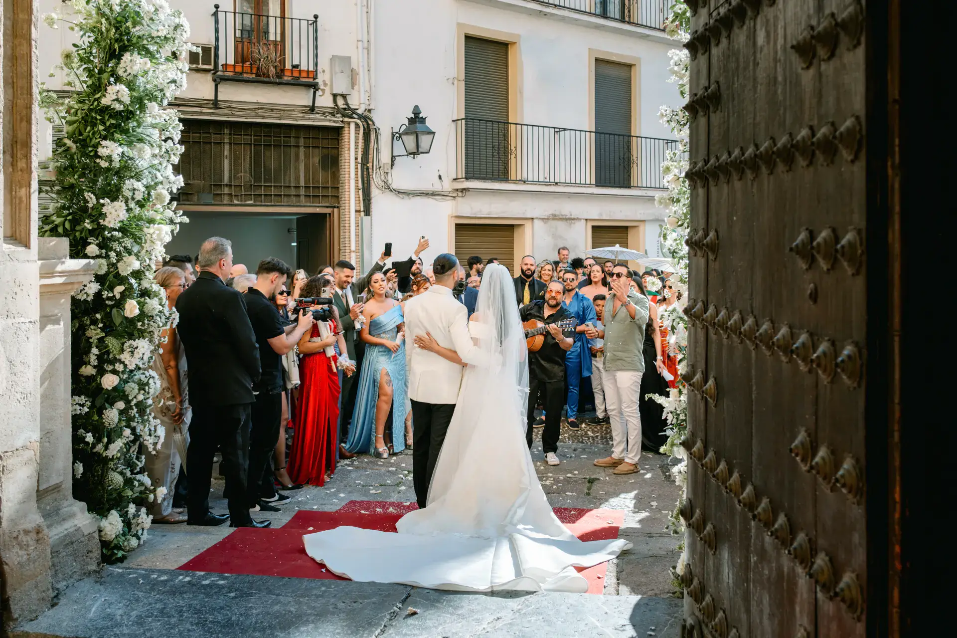 Nicole y Haytham salen de la iglesia entre los invitados, en Córdoba