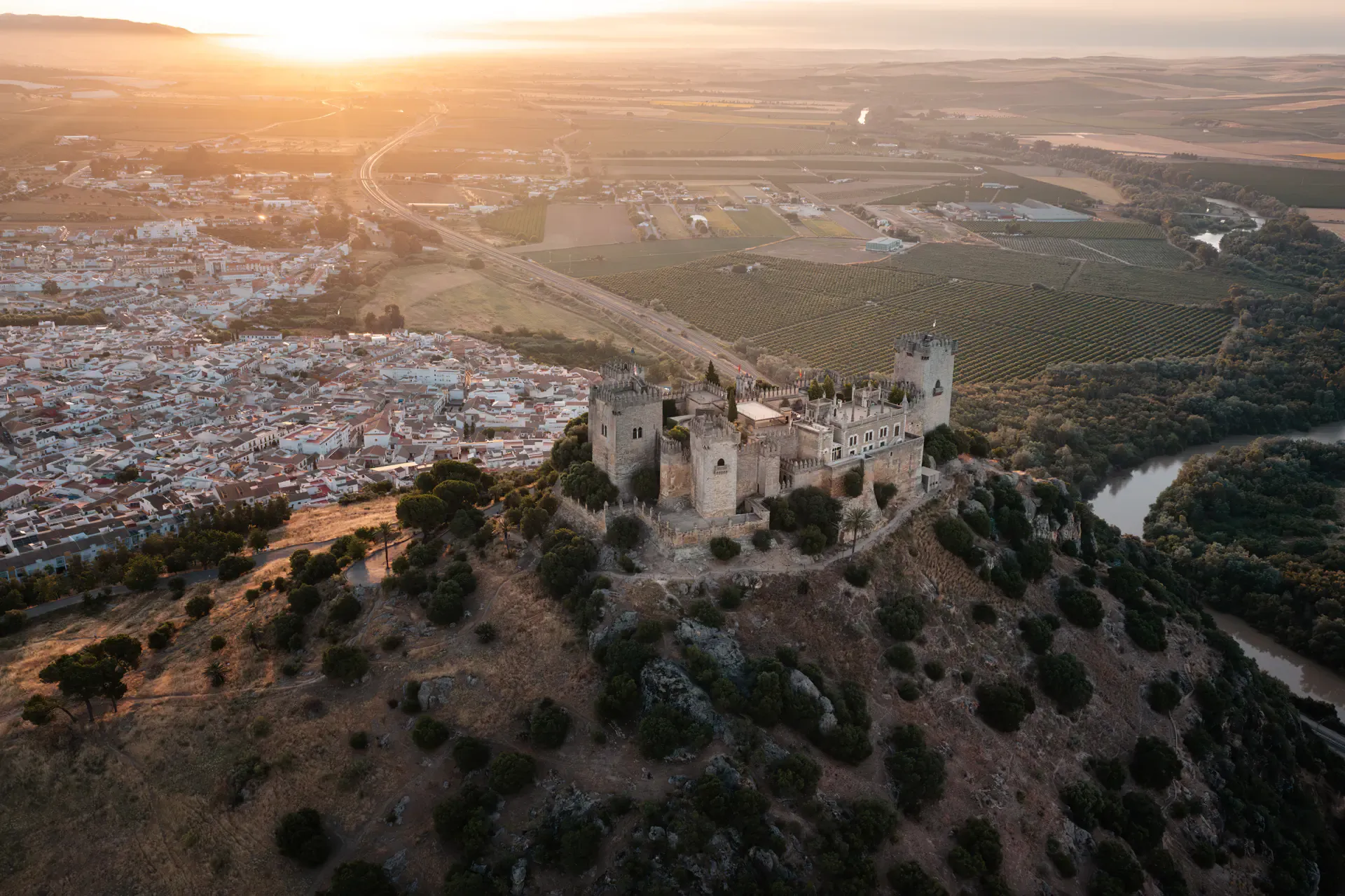 Vista aérea del Castillo de Almodóvar del Río al atardecer