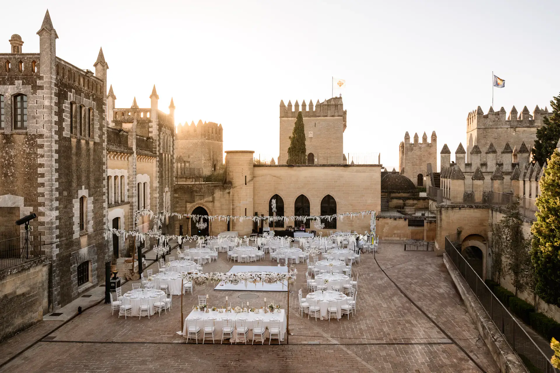 Patio del Castillo de Almodóvar preparado para el banquete