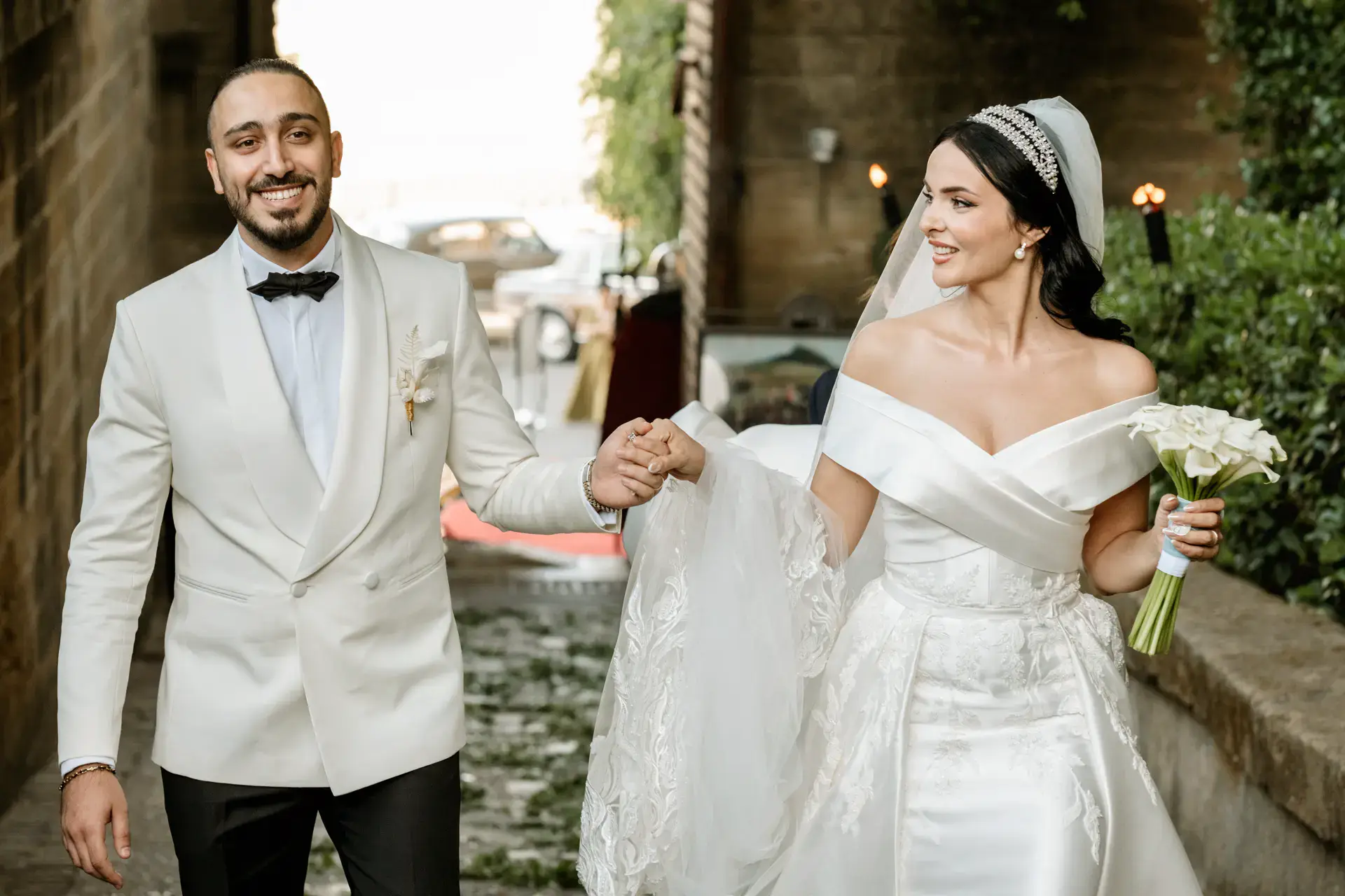 Nicole y Haytham llegan al castillo de la mano