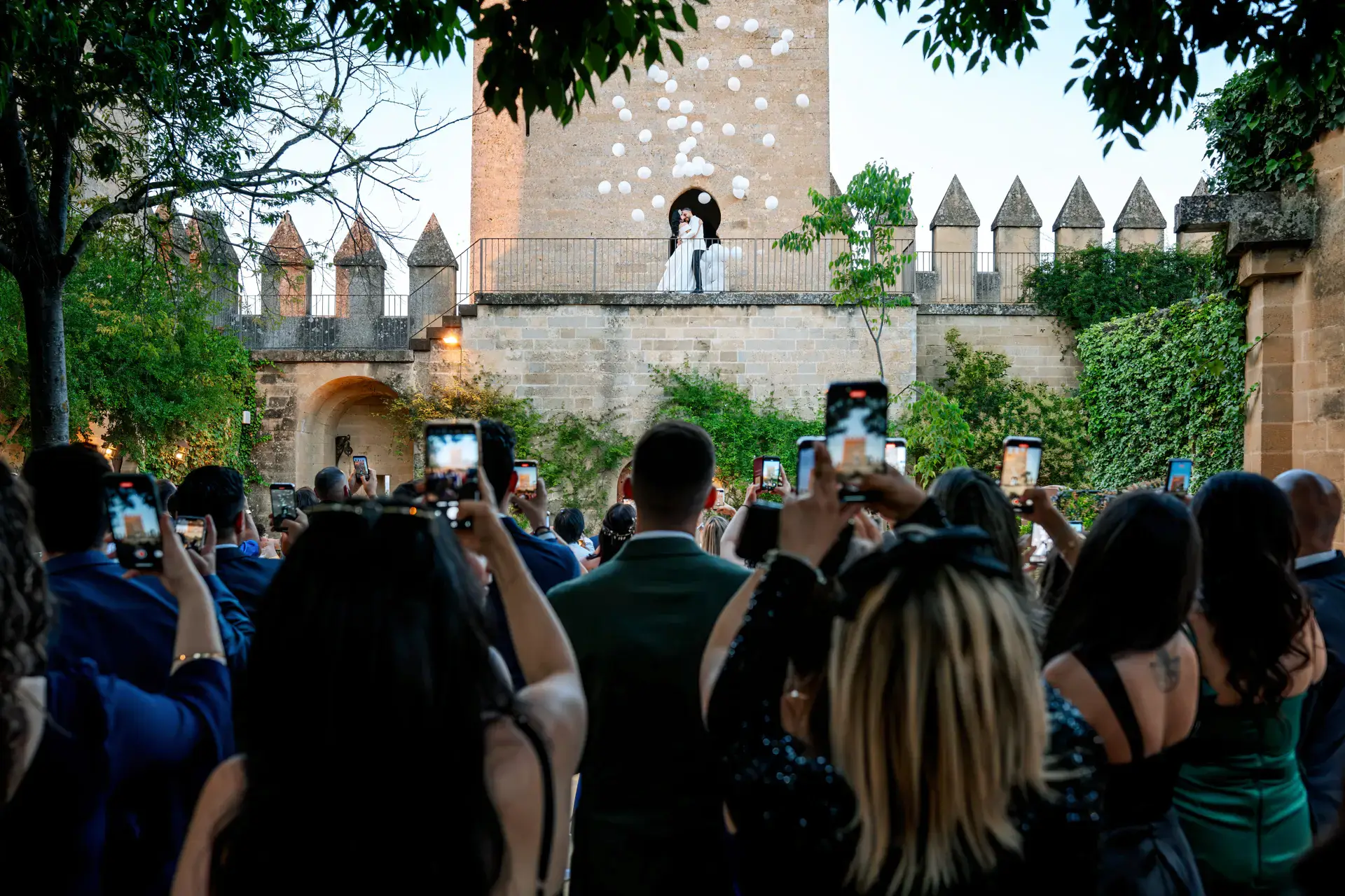 Los invitados fotografían a los novios en la torre del castillo