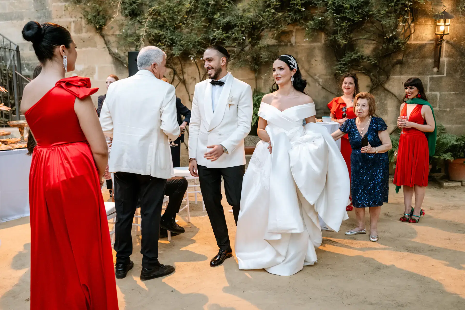 Nicole y Haytham bailan con sus invitados en el patio, en Córdoba