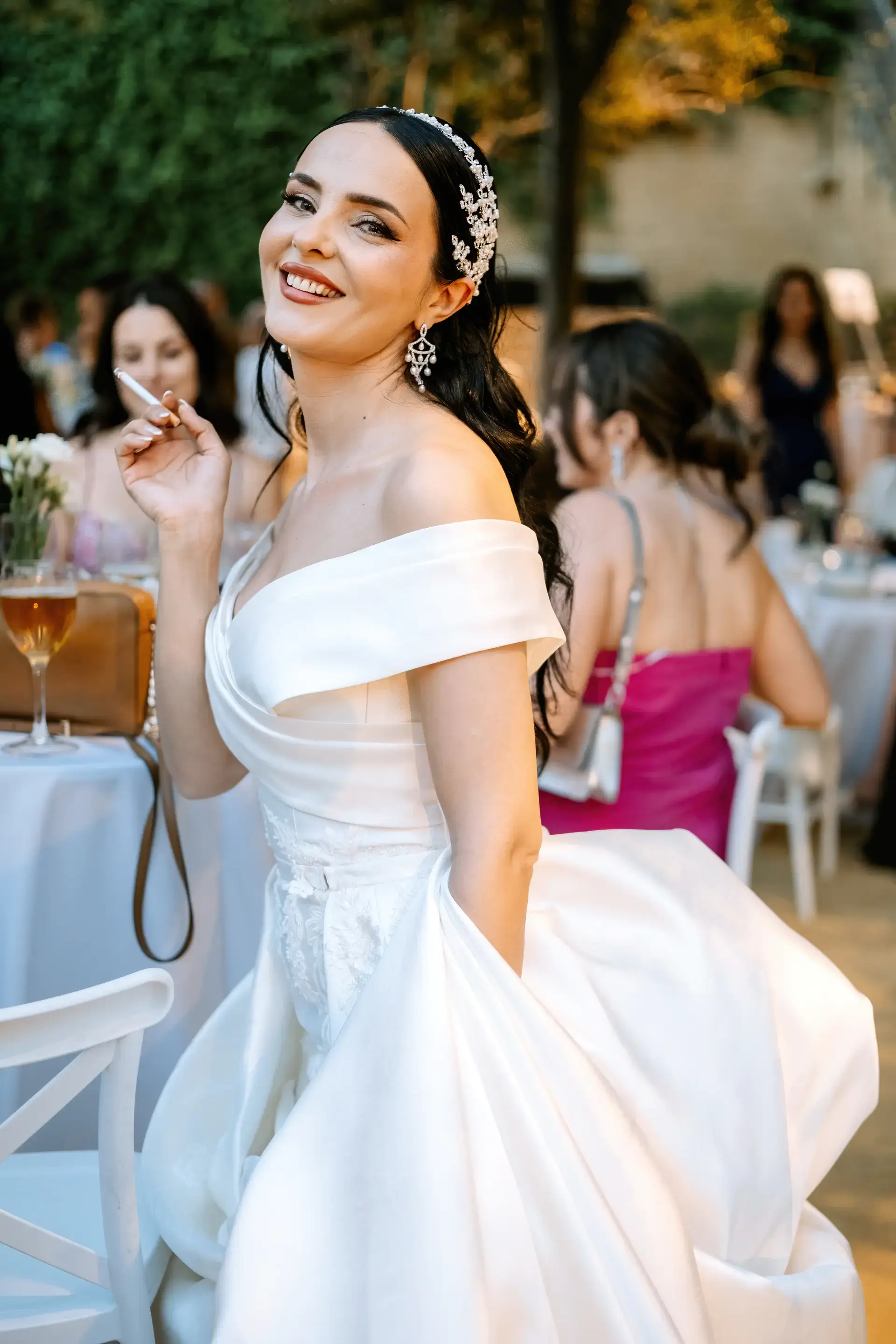 Nicole con un cigarrillo entre los invitados en el cóctel, en Córdoba
