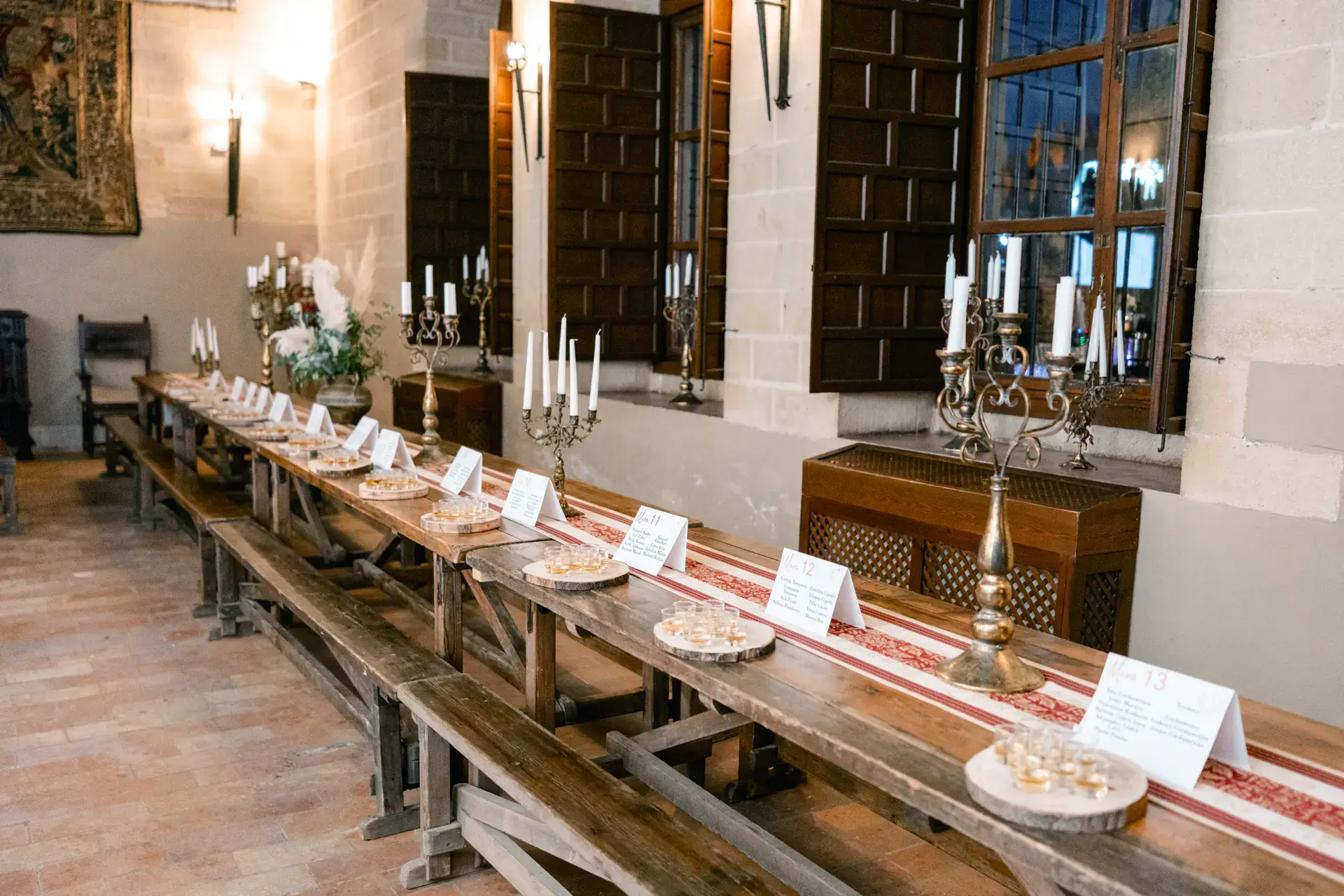 Sala del castillo con mesa larga y candelabros