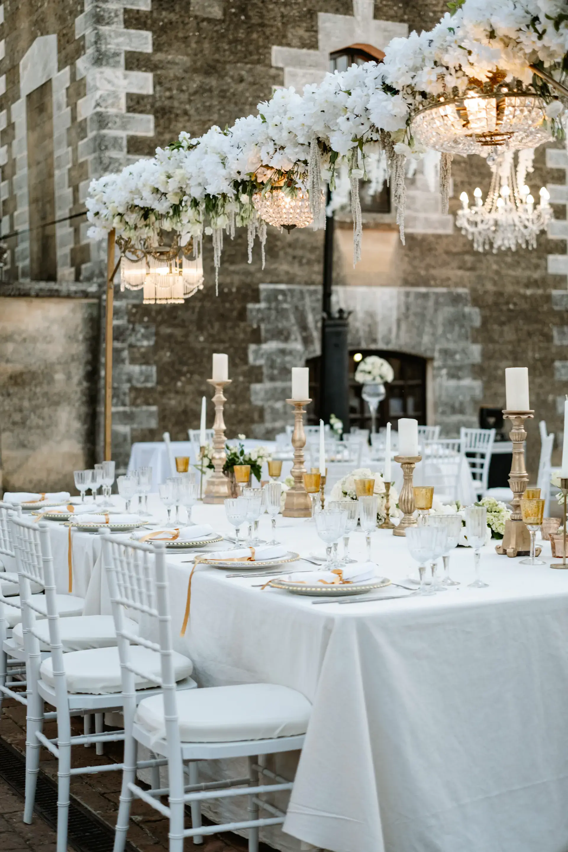 Mesa del banquete con lámpara de cristal y flores colgantes, en Córdoba