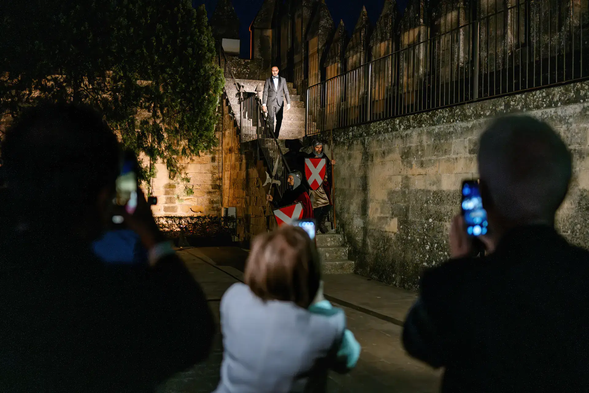 Invitados graban la entrada de los novios de noche en el castillo