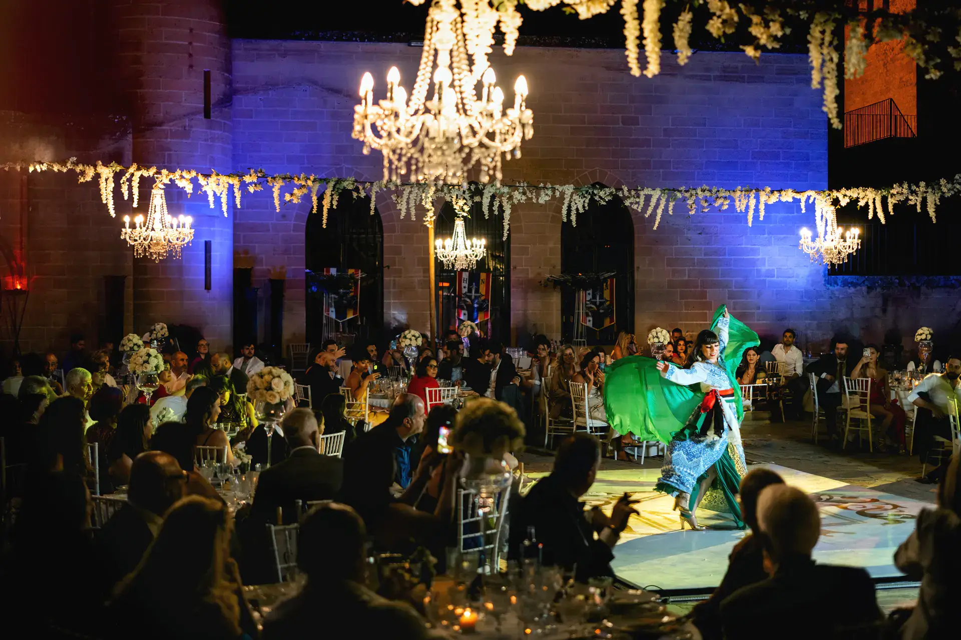 Espectáculo de baile en el patio del castillo iluminado de noche