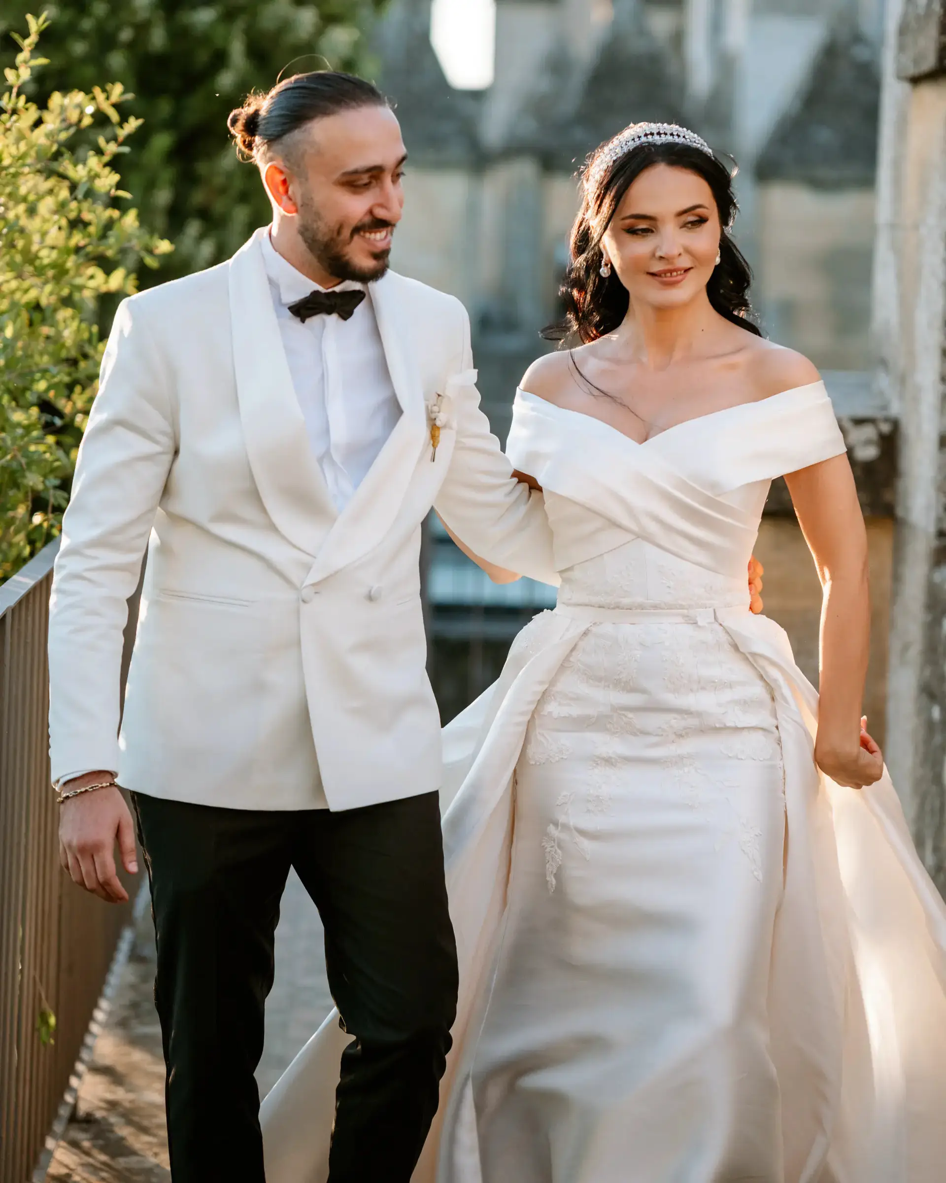 Nicole y Haytham caminan sonrientes en el Castillo de Almodóvar, Córdoba