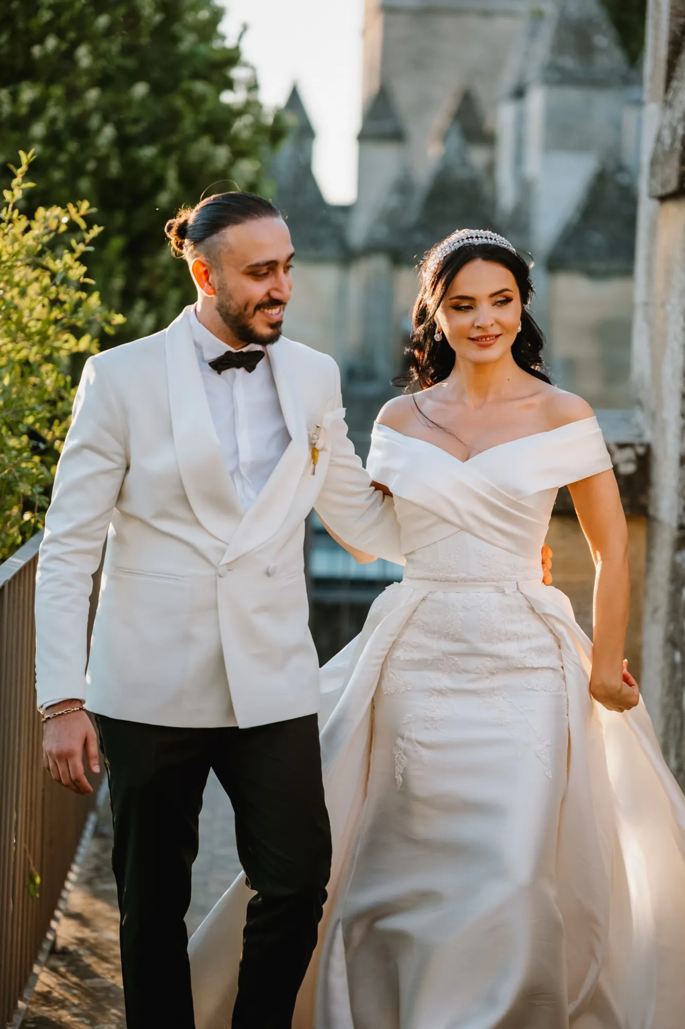 Los novios pasean sonrientes junto al castillo de Almodóvar, en Córdoba, al atardecer