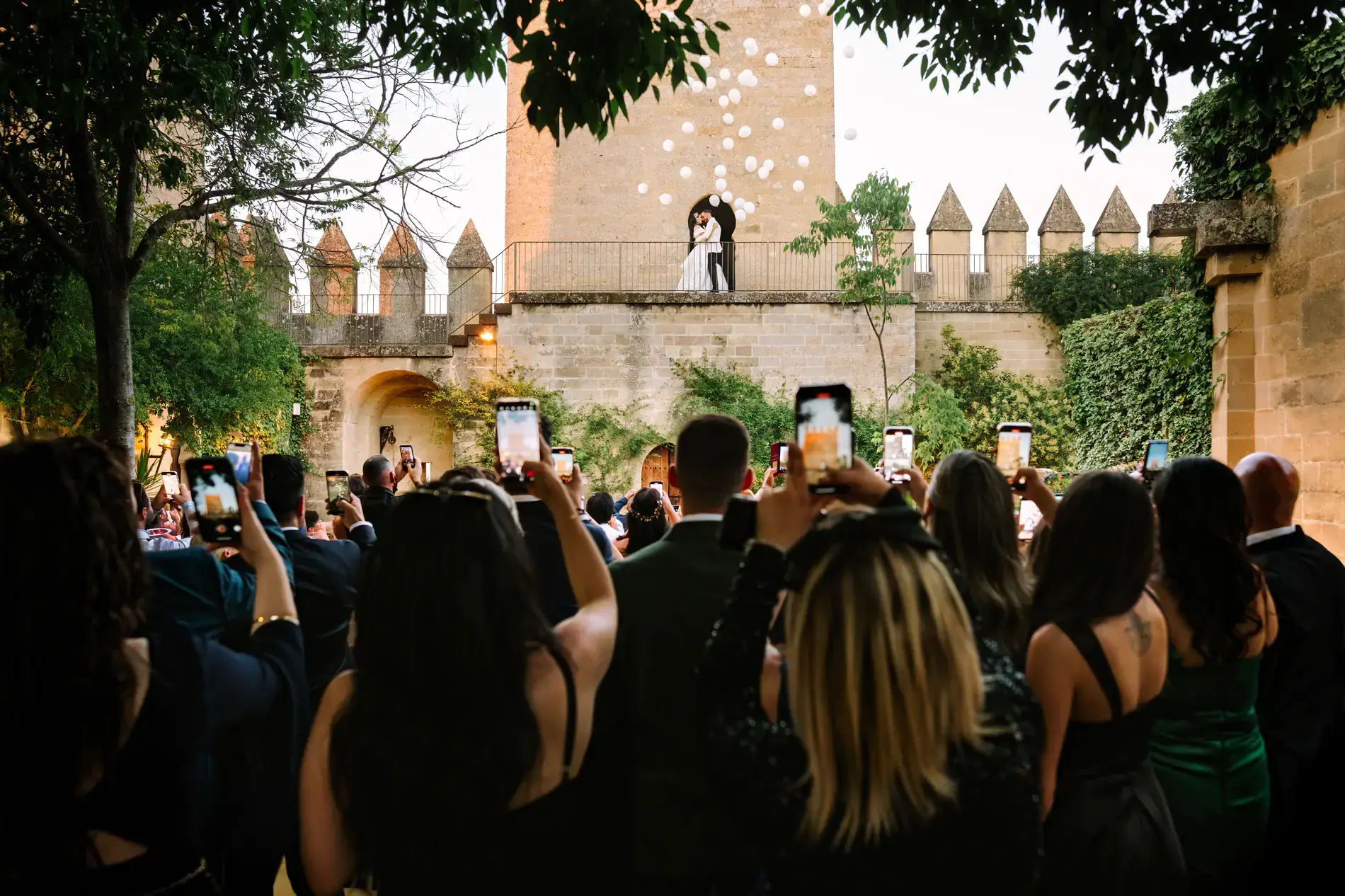 Los invitados fotografían a los novios en la torre de un castillo