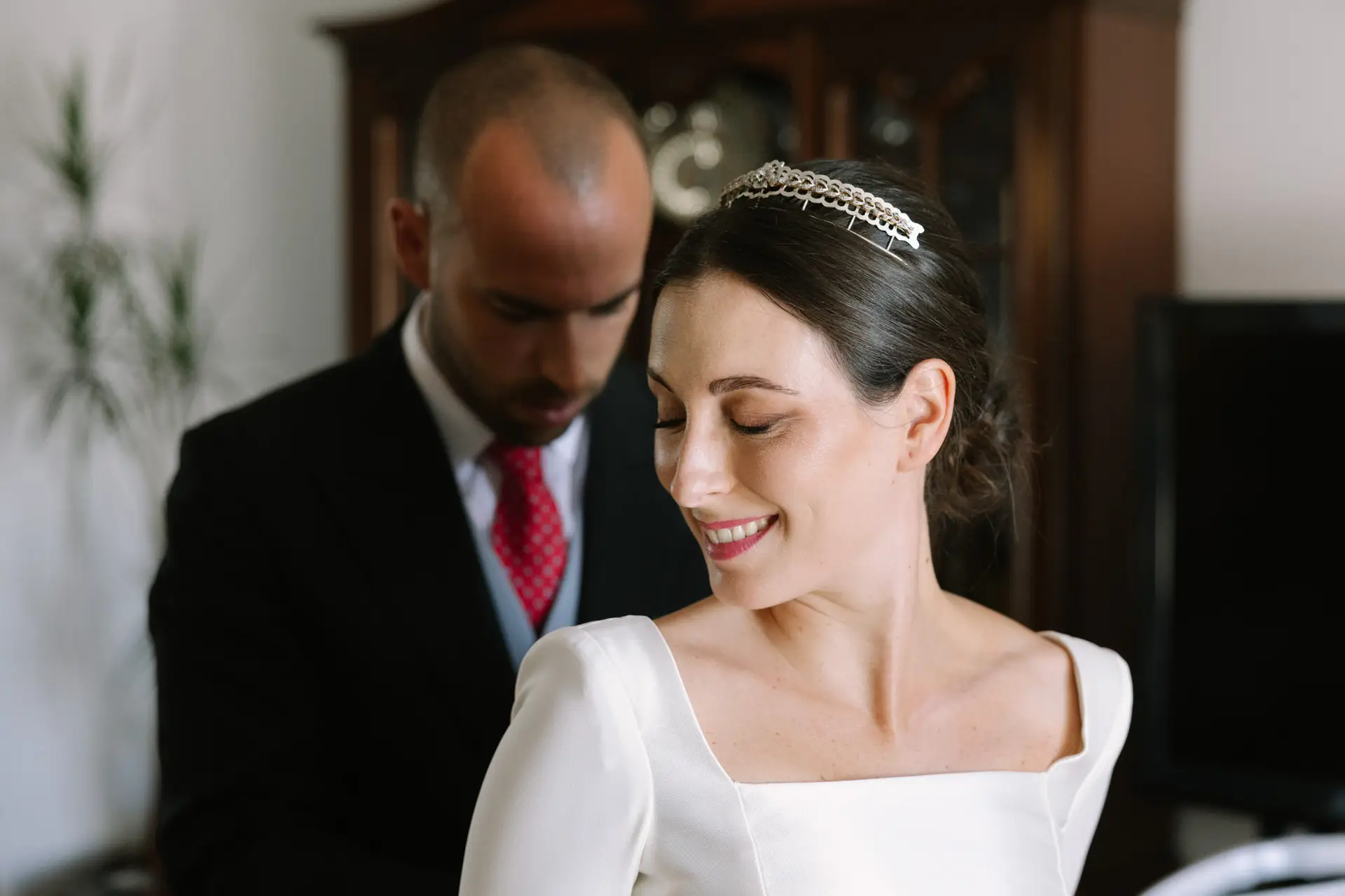 Laura sonríe junto a un familiar vestido de chaqué, en Jerez de los Caballeros