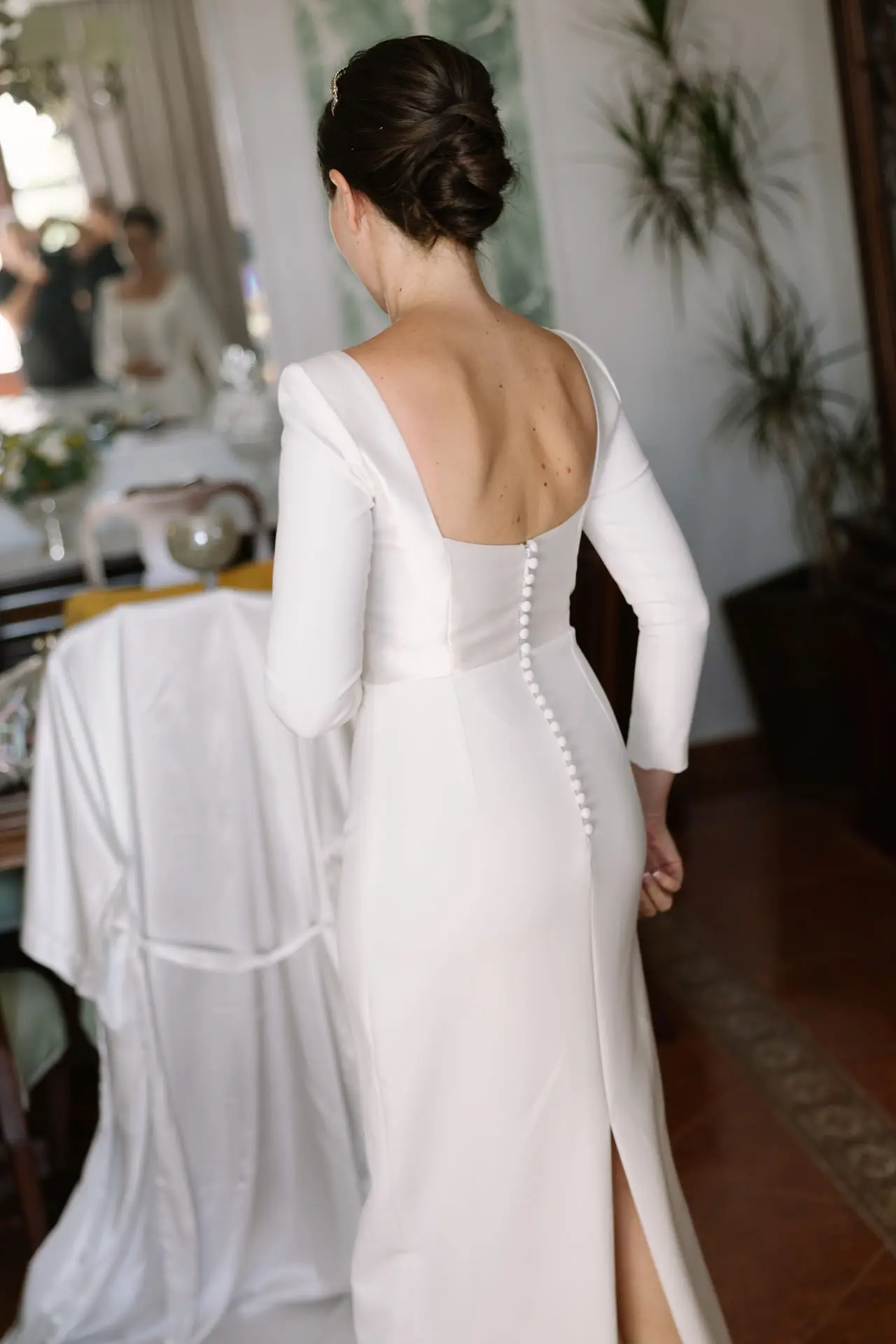 Espalda del vestido de novia de Laura con botones, en Jerez de los Caballeros
