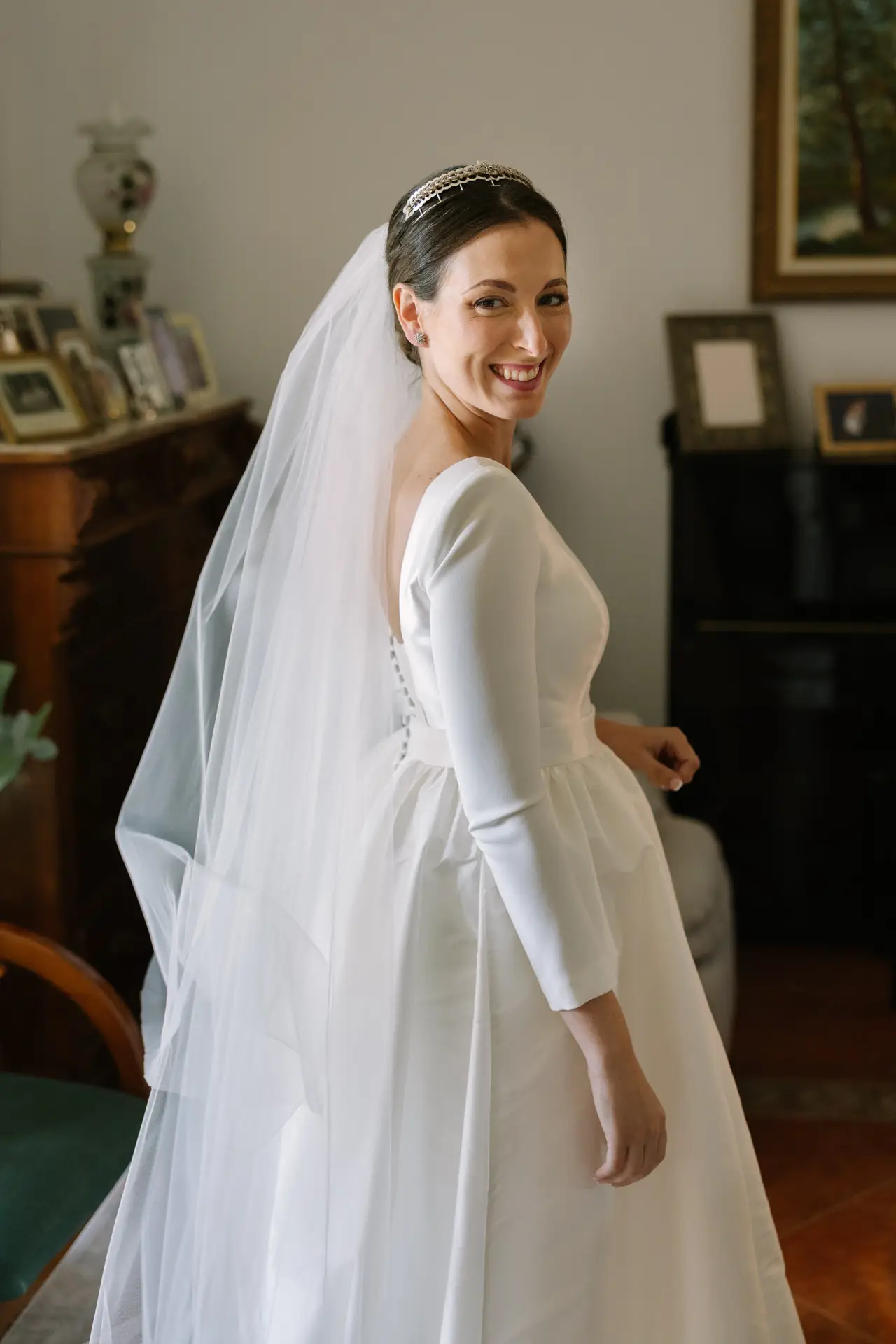 Laura sonríe con su velo largo y diadema, en Jerez de los Caballeros