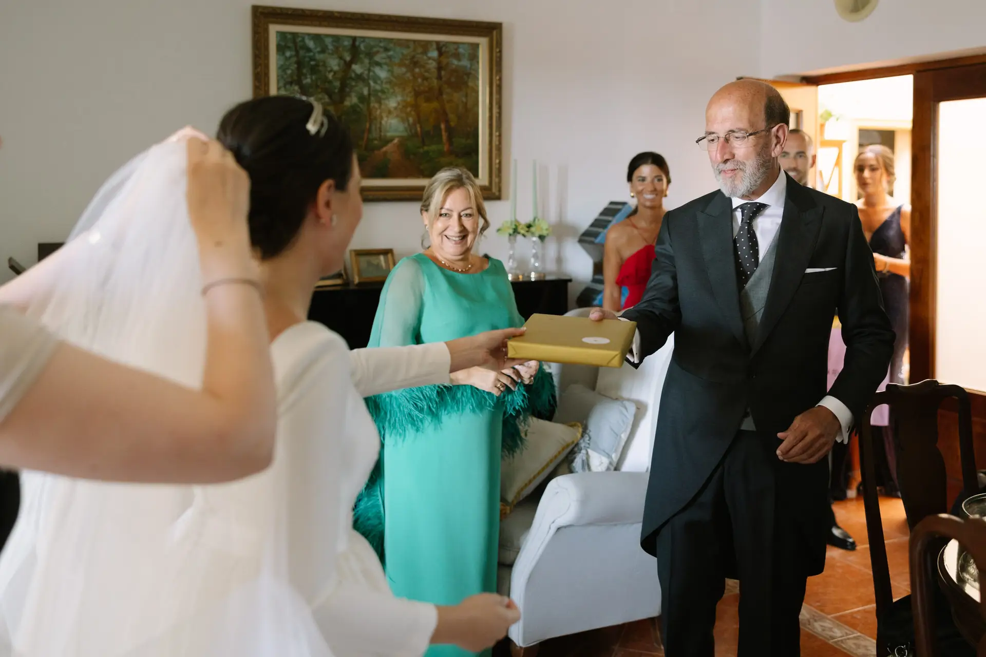 Un familiar entrega un regalo a Laura, en Jerez de los Caballeros