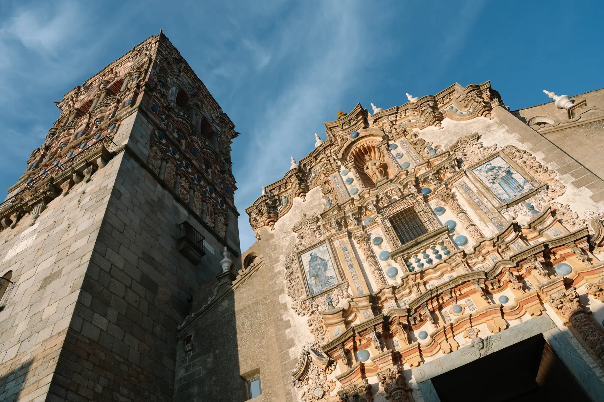 Torre y fachada barroca de una iglesia de Jerez de los Caballeros