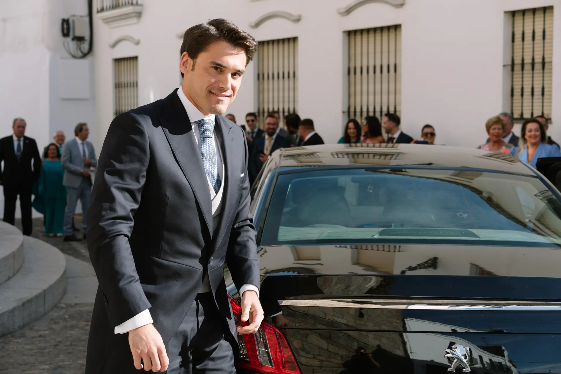José Carlos llega a la iglesia junto a un coche, en Jerez de los Caballeros