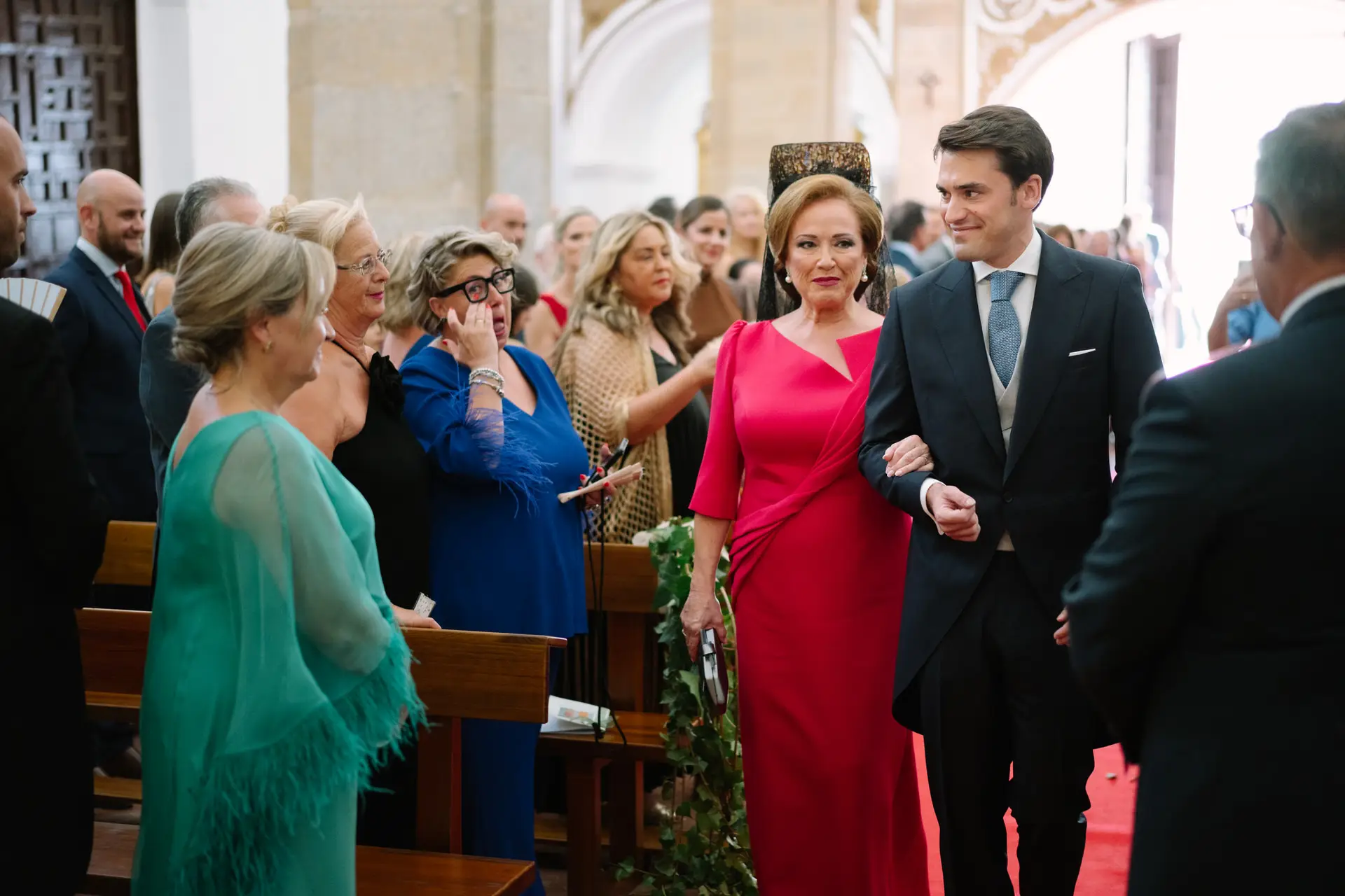 José Carlos entra en la iglesia del brazo de una familiar, en Jerez de los Caballeros