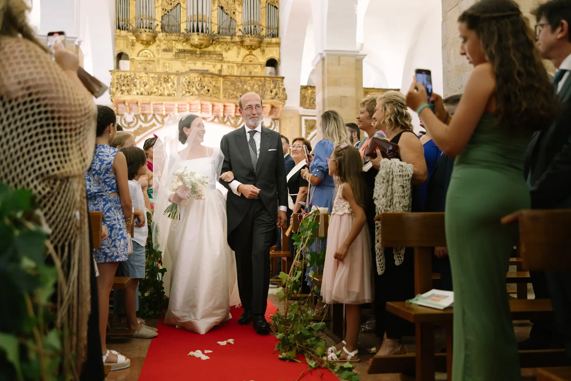 Laura entra en la iglesia del brazo de un familiar, en Jerez de los Caballeros