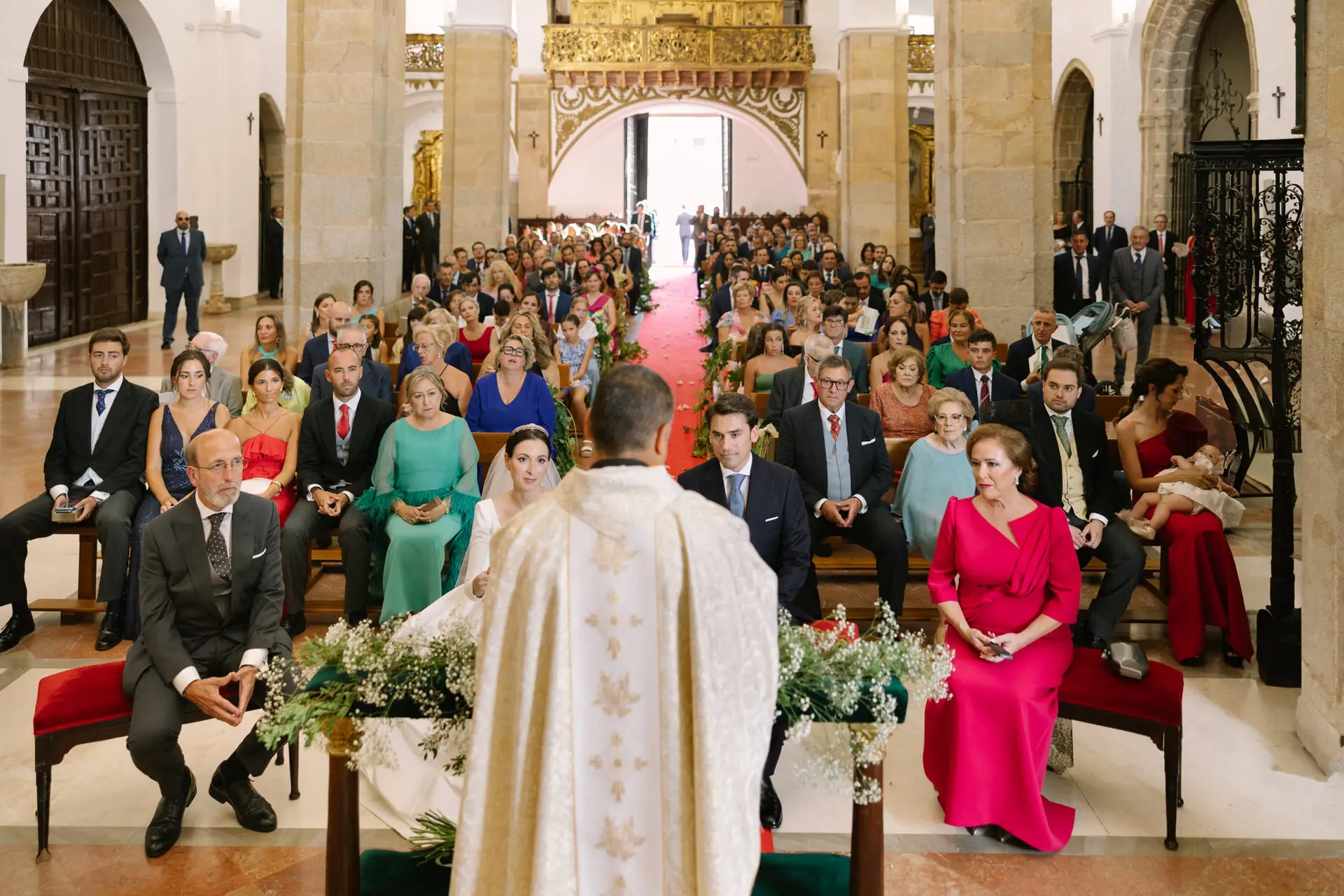 Vista de la iglesia llena de invitados desde el altar, en Jerez de los Caballeros