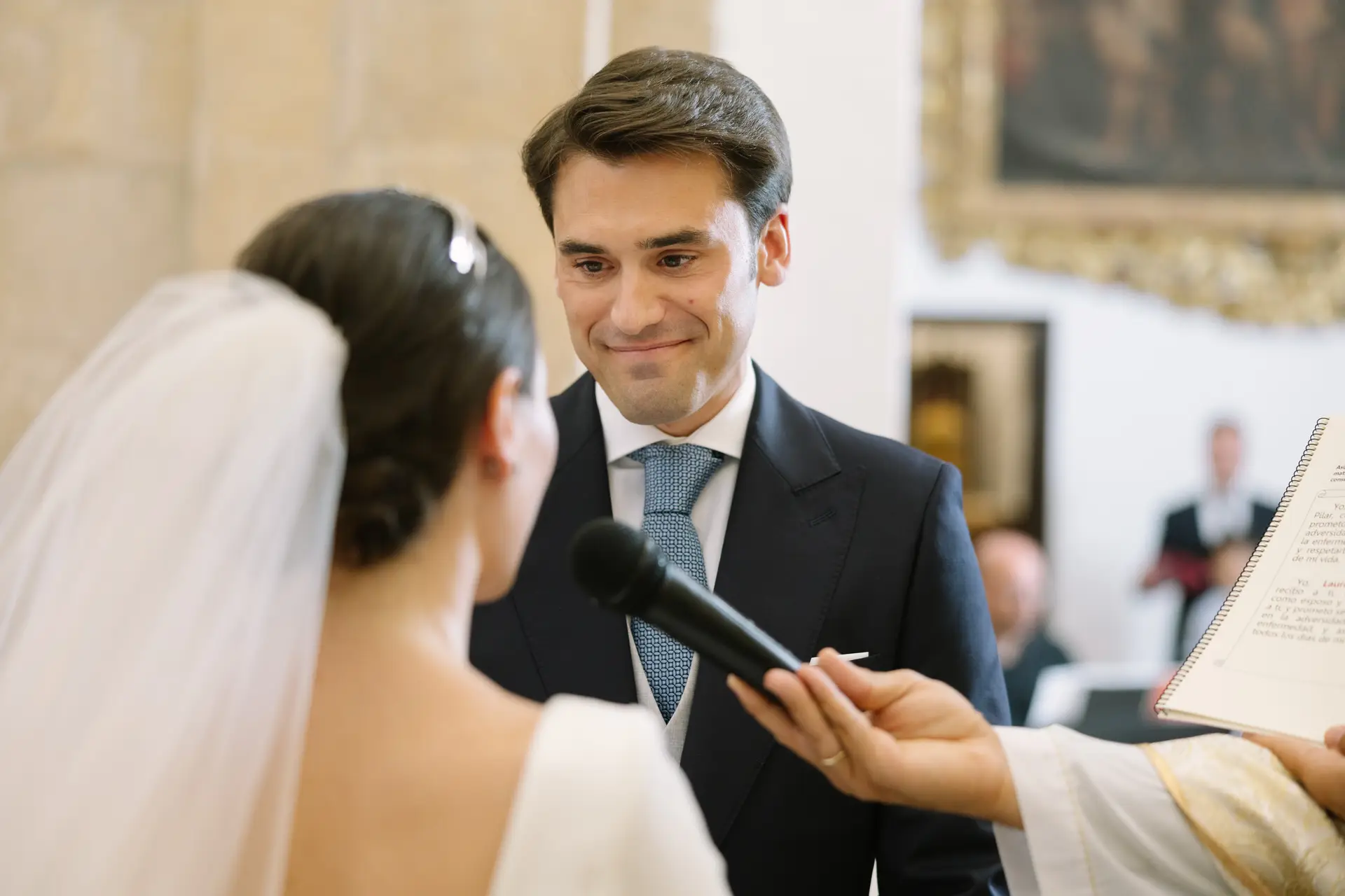 José Carlos responde con micrófono mirando a Laura, en Jerez de los Caballeros