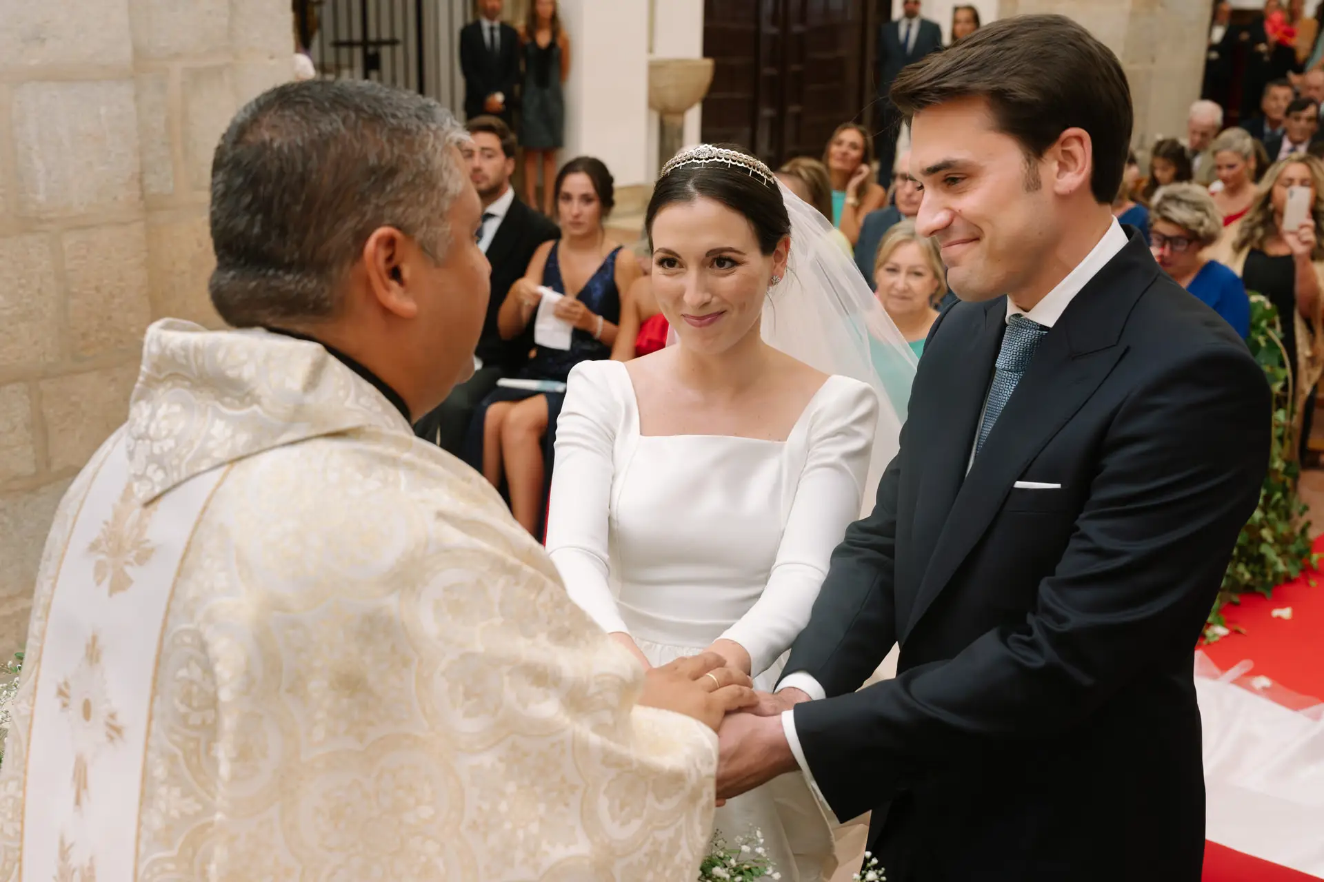 El sacerdote une las manos de Laura y José Carlos, en Jerez de los Caballeros